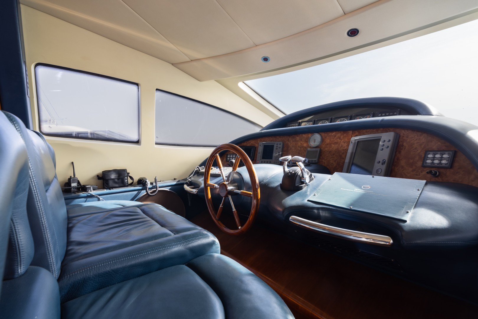 Azimut 80 - Helm