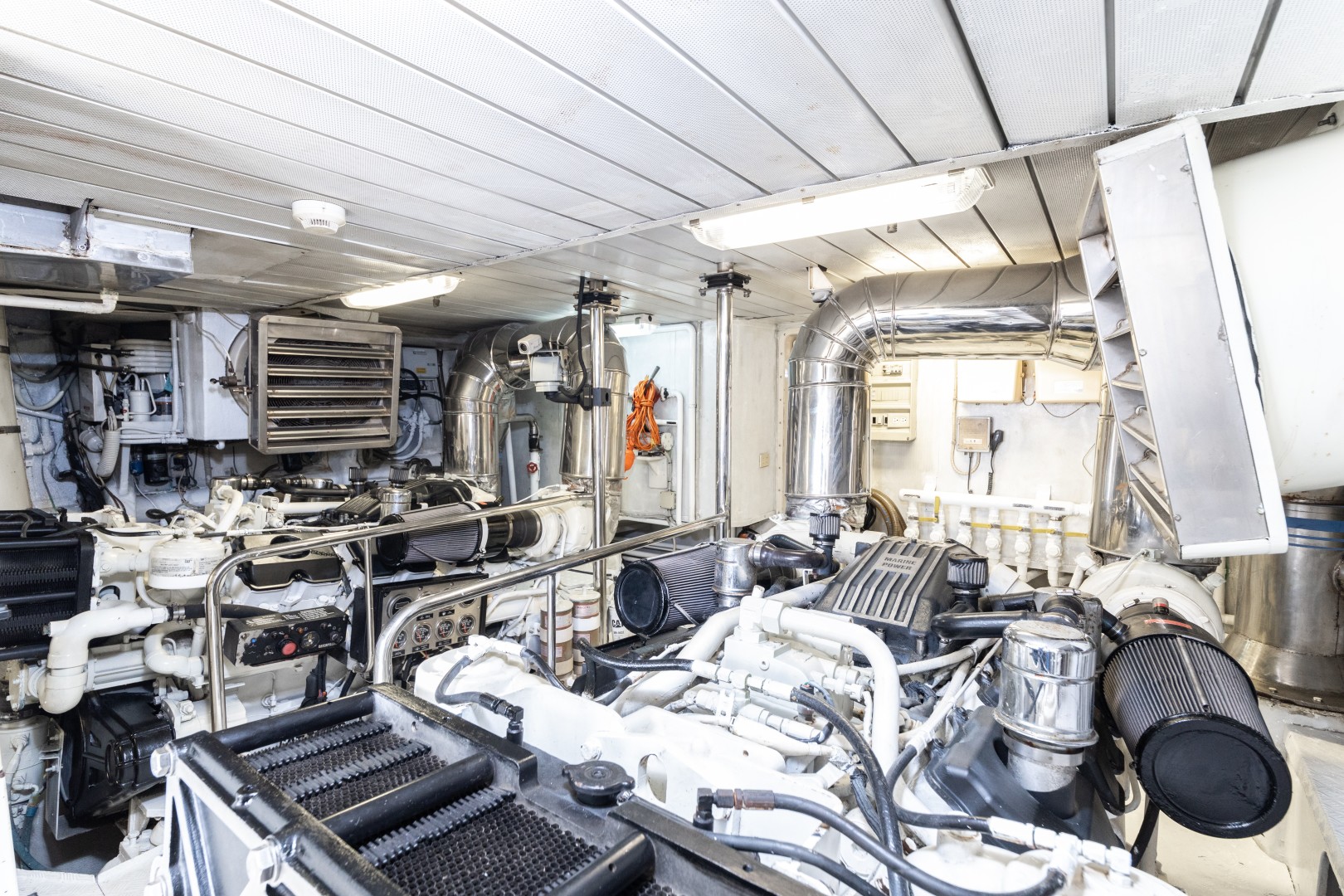Azimut 80 - Engine Room