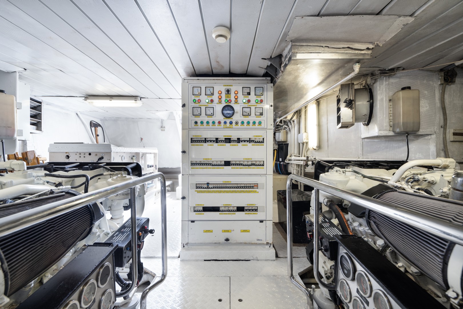 Azimut 80 - Engine Room