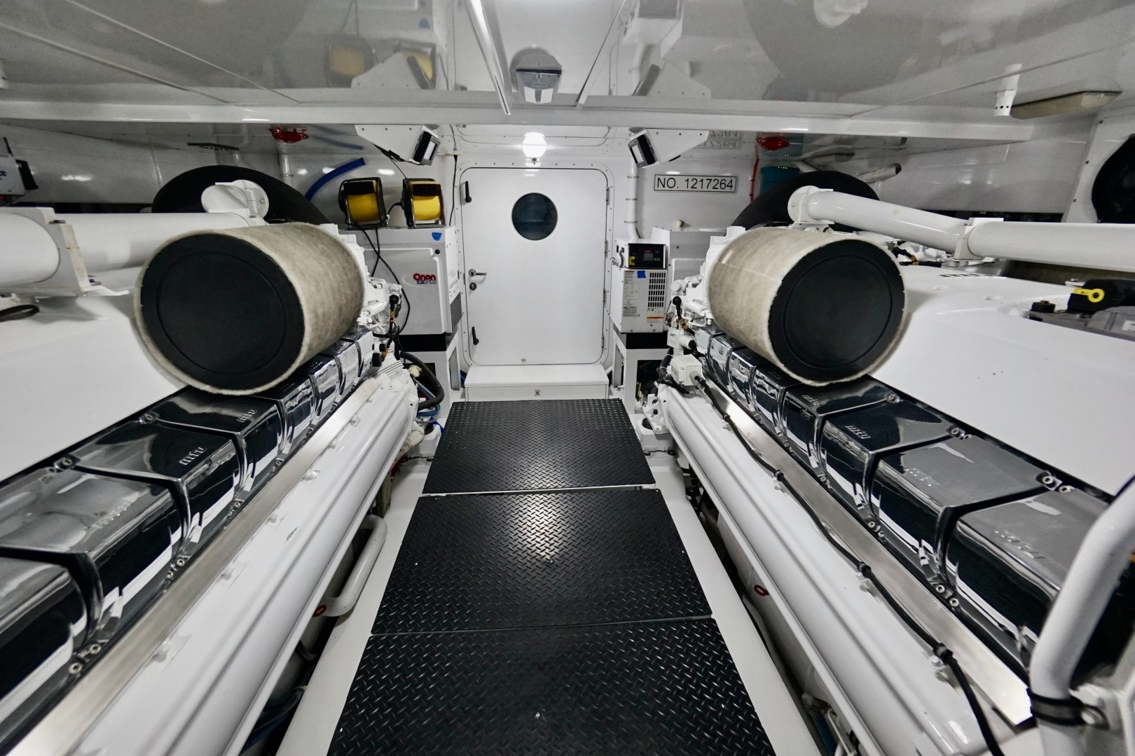 Whiticar 77 - Kings Blue - engine room