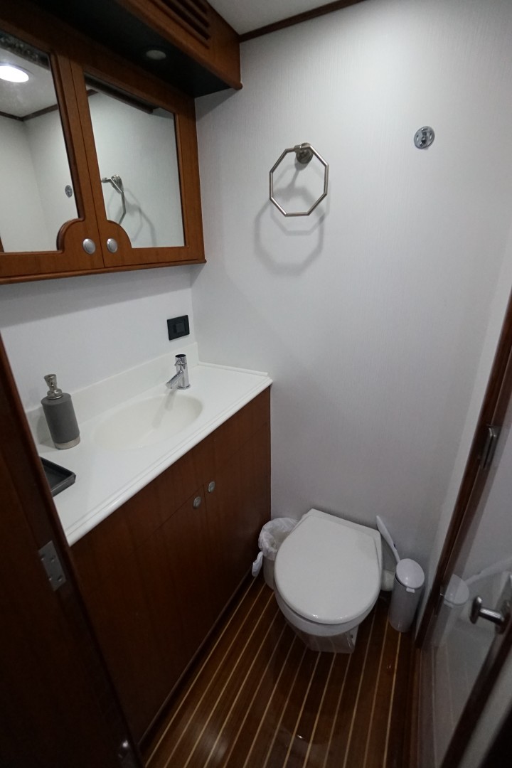 Whiticar 77 - Kings Blue - captains quarters