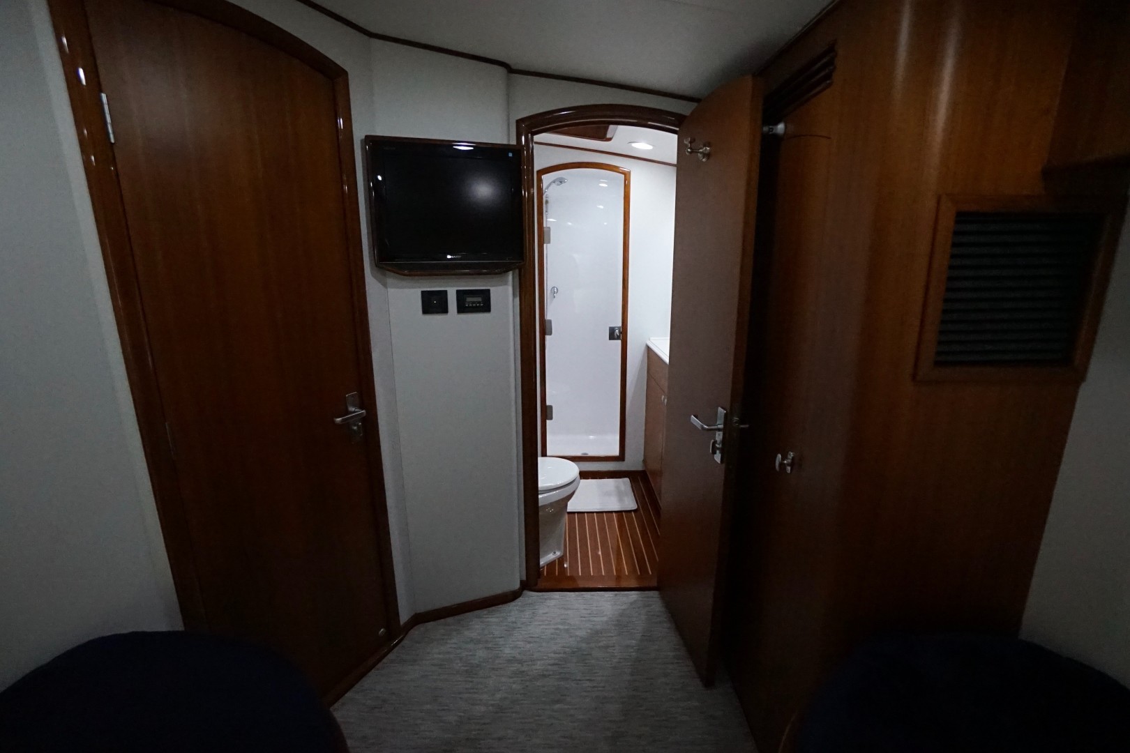 Whiticar 77 - Kings Blue - guest stateroom