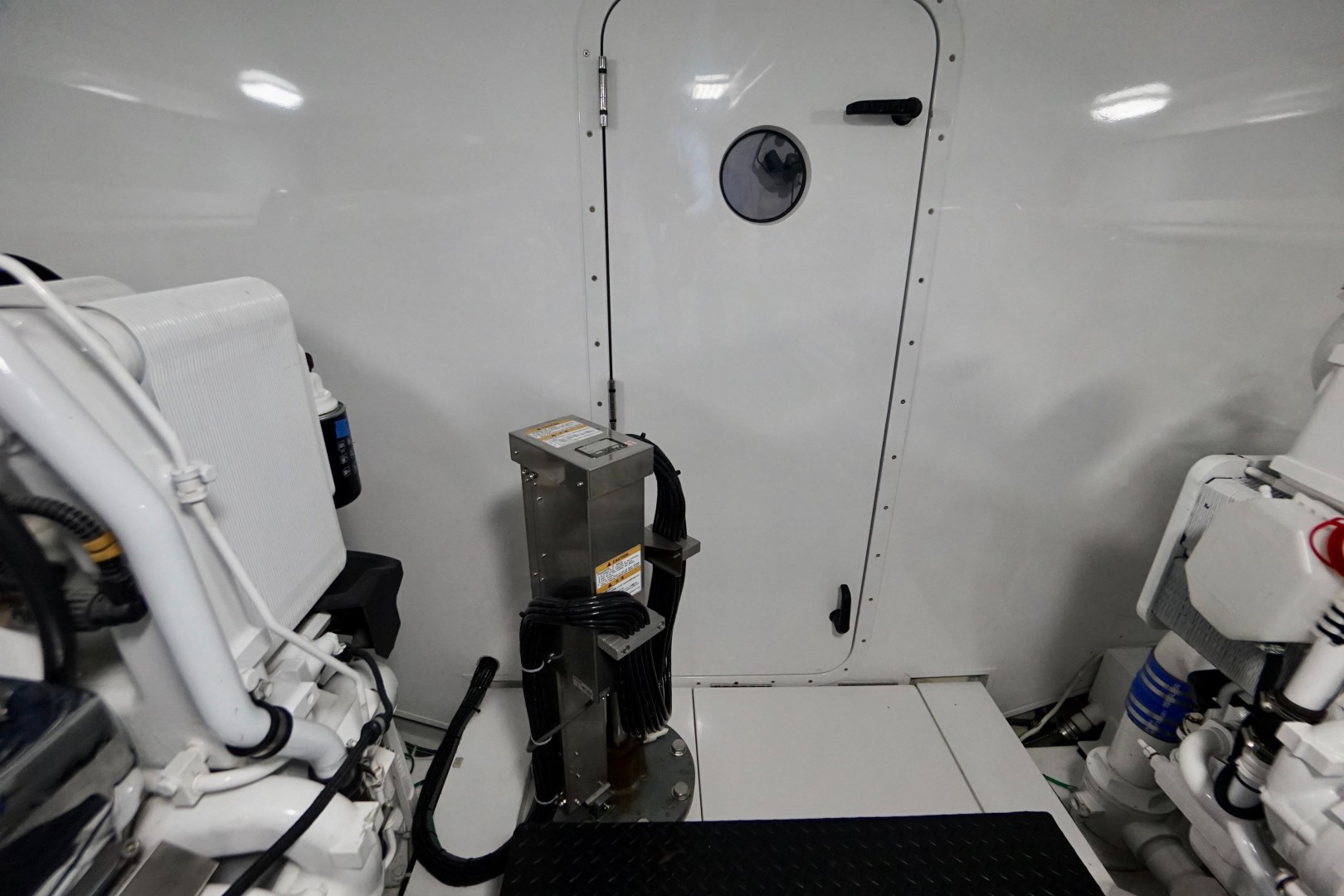 Whiticar 77 - Kings Blue - engine room