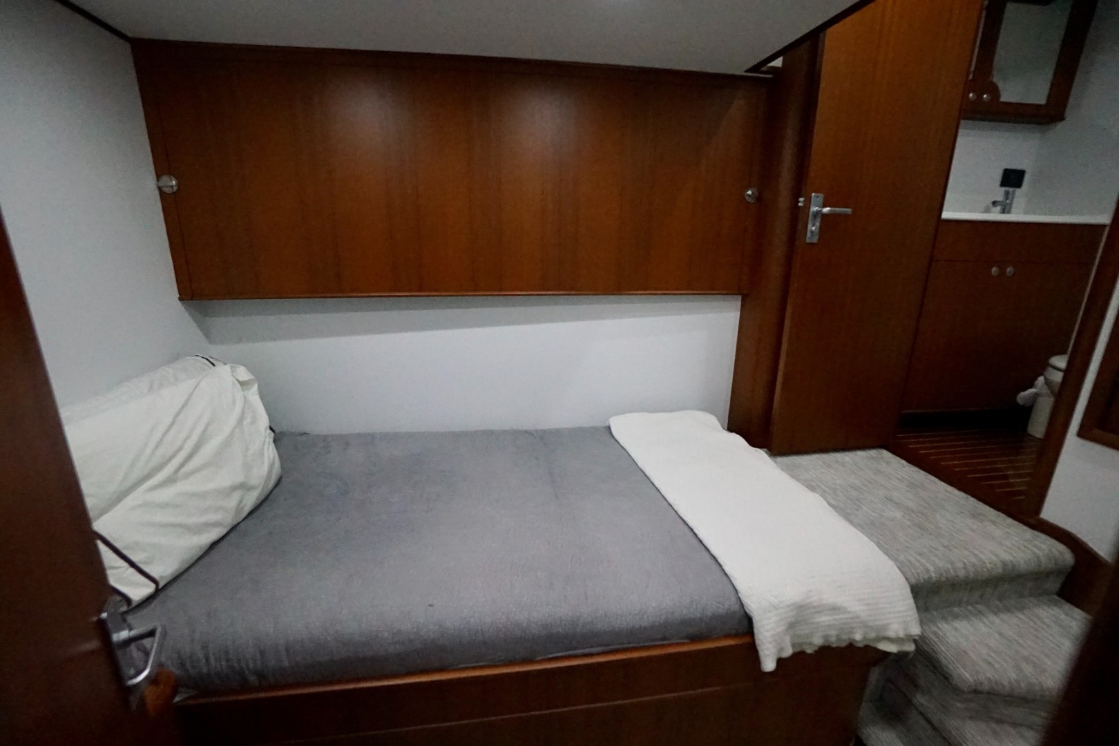 Whiticar 77 - Kings Blue - captains quarters