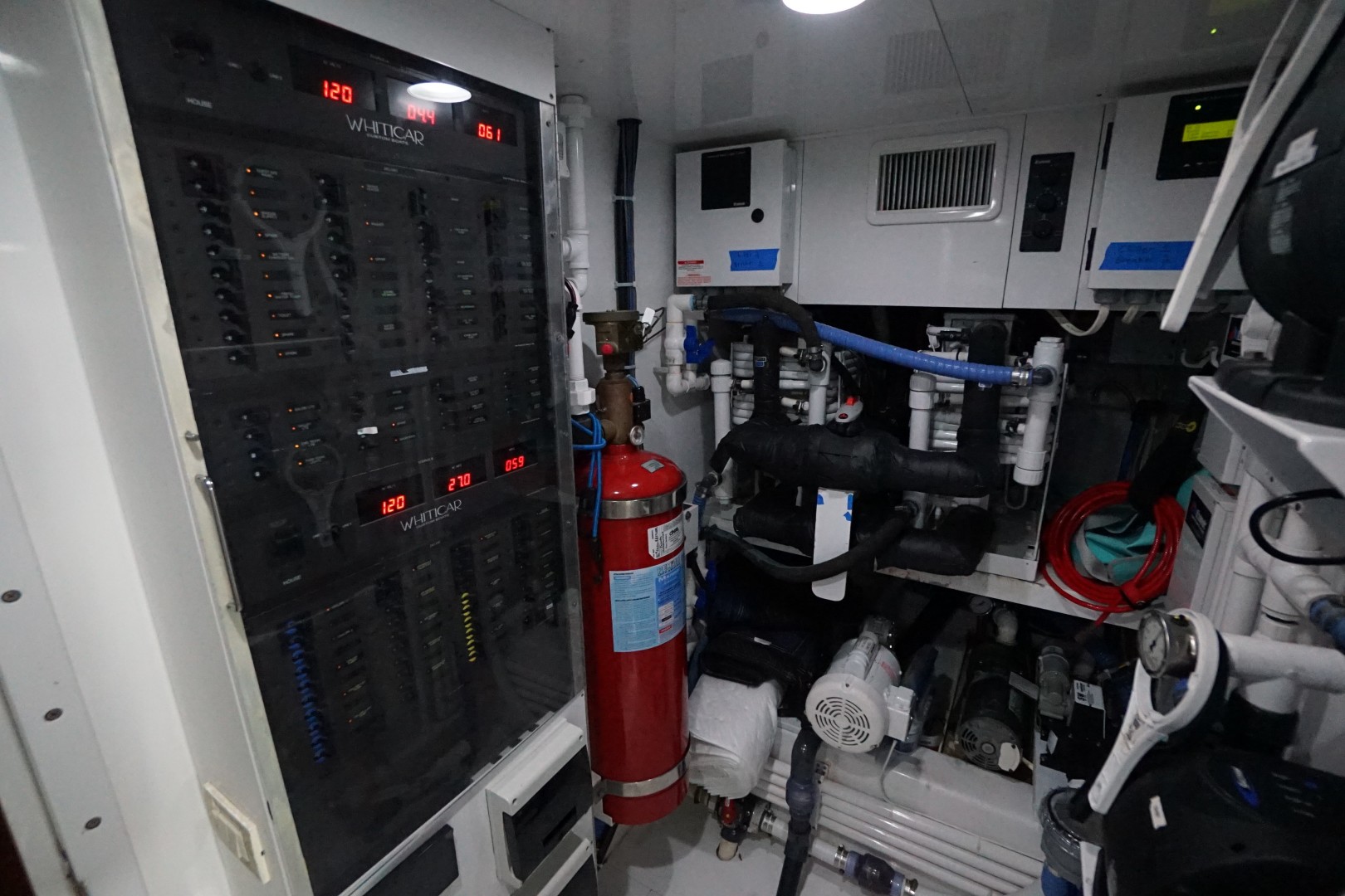 Whiticar 77 - Kings Blue - engine room