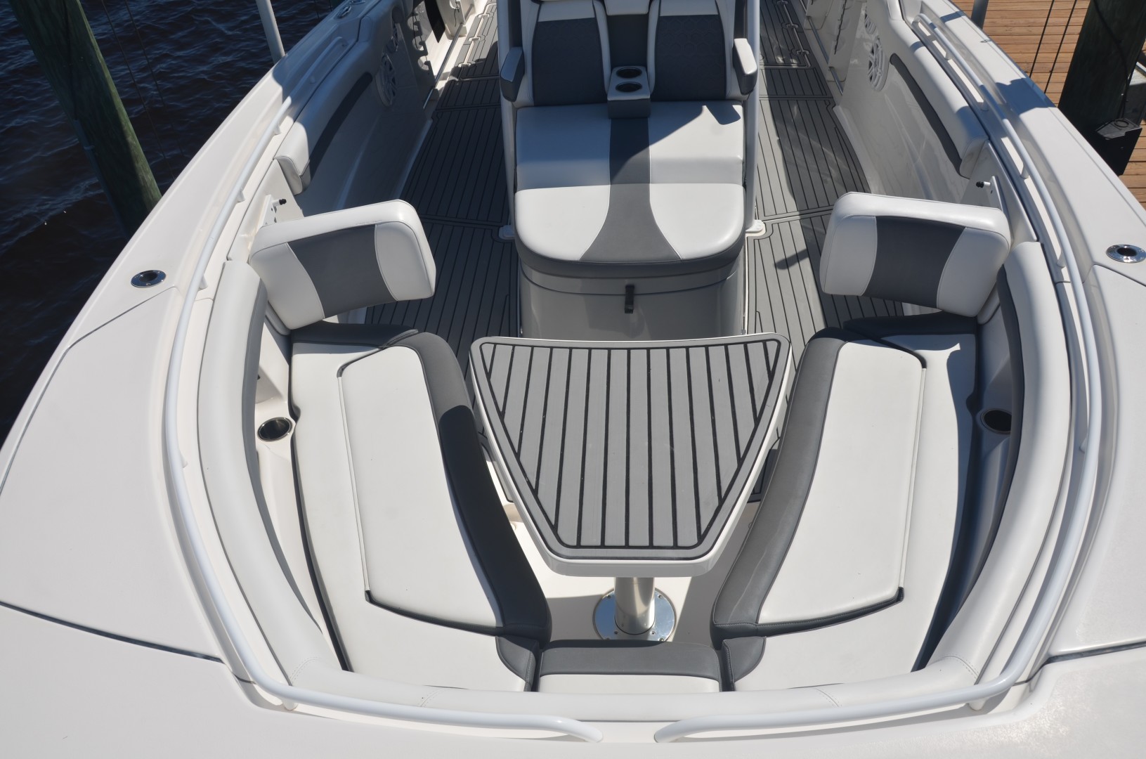 Tidewater 320 CC - forward seating