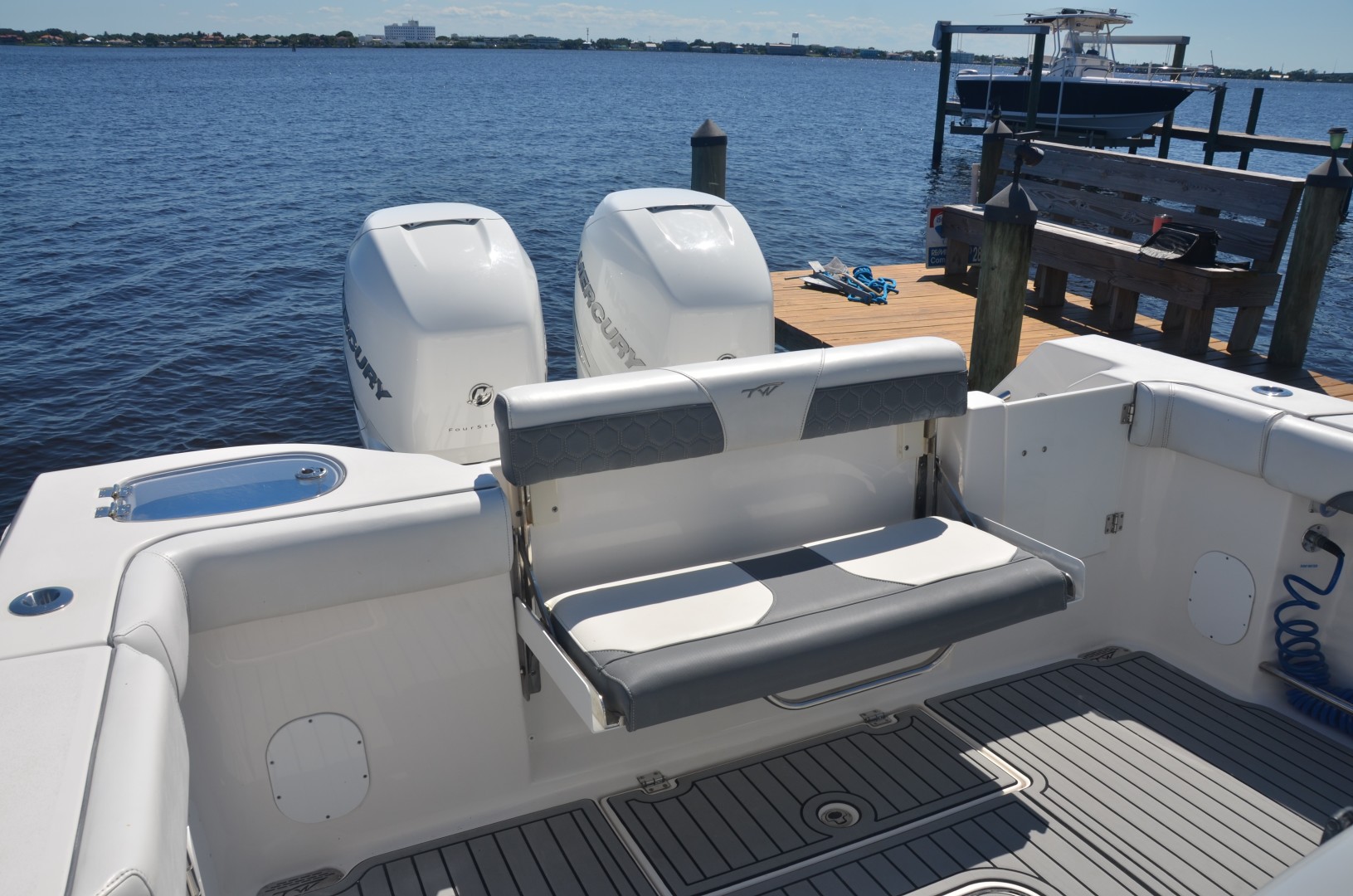 Tidewater 320 CC - aft seating