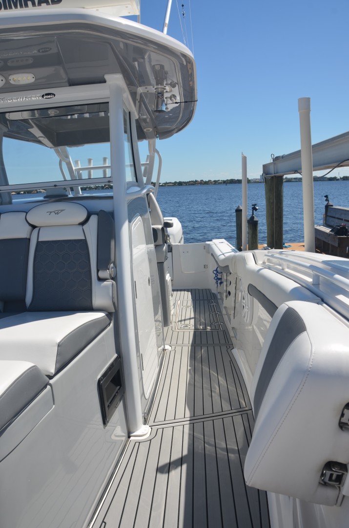 Tidewater 320 CC - sidedeck