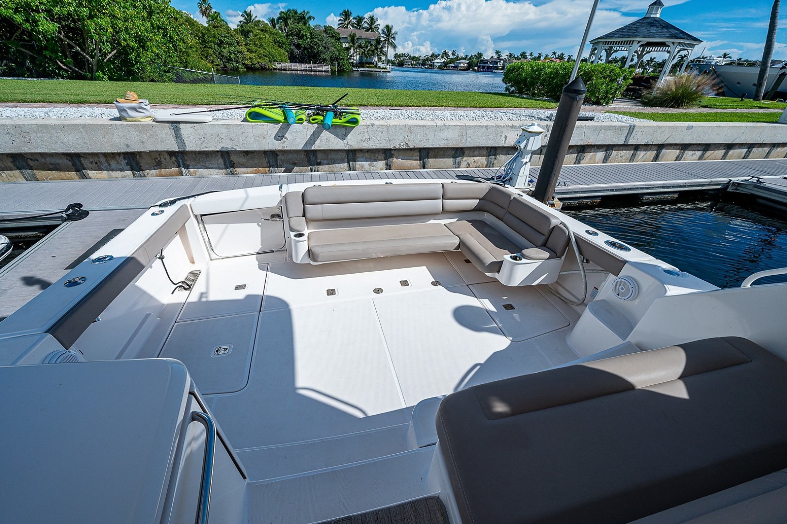 Tiara 43 - She Salty II - Cockpit