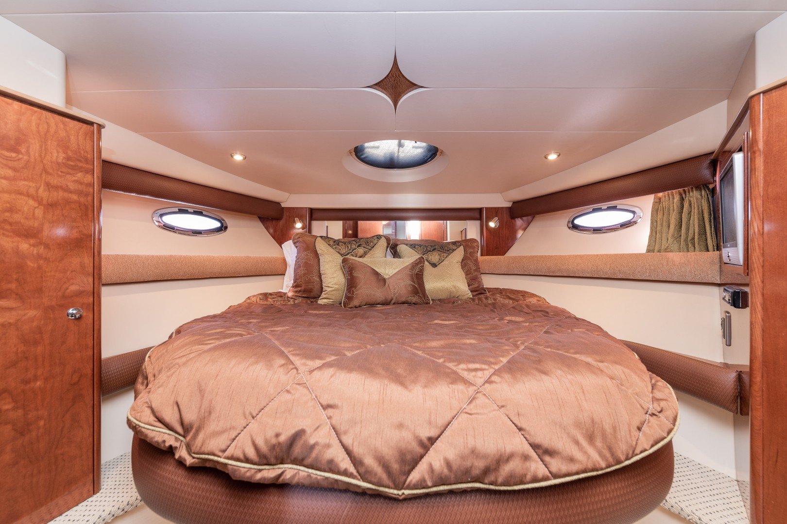 Meridian 39 - Out'n About - Master Stateroom