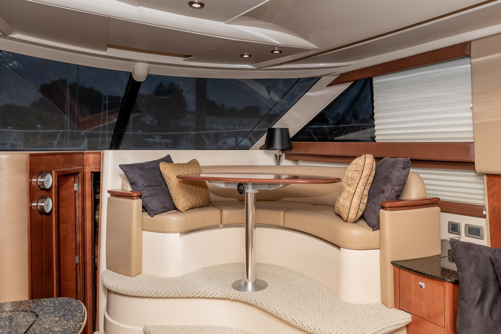 Meridian 39 - Out'n About - Salon