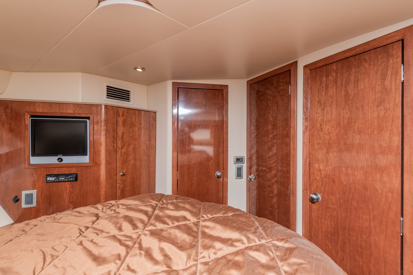Meridian 39 - Out'n About - Master Stateroom