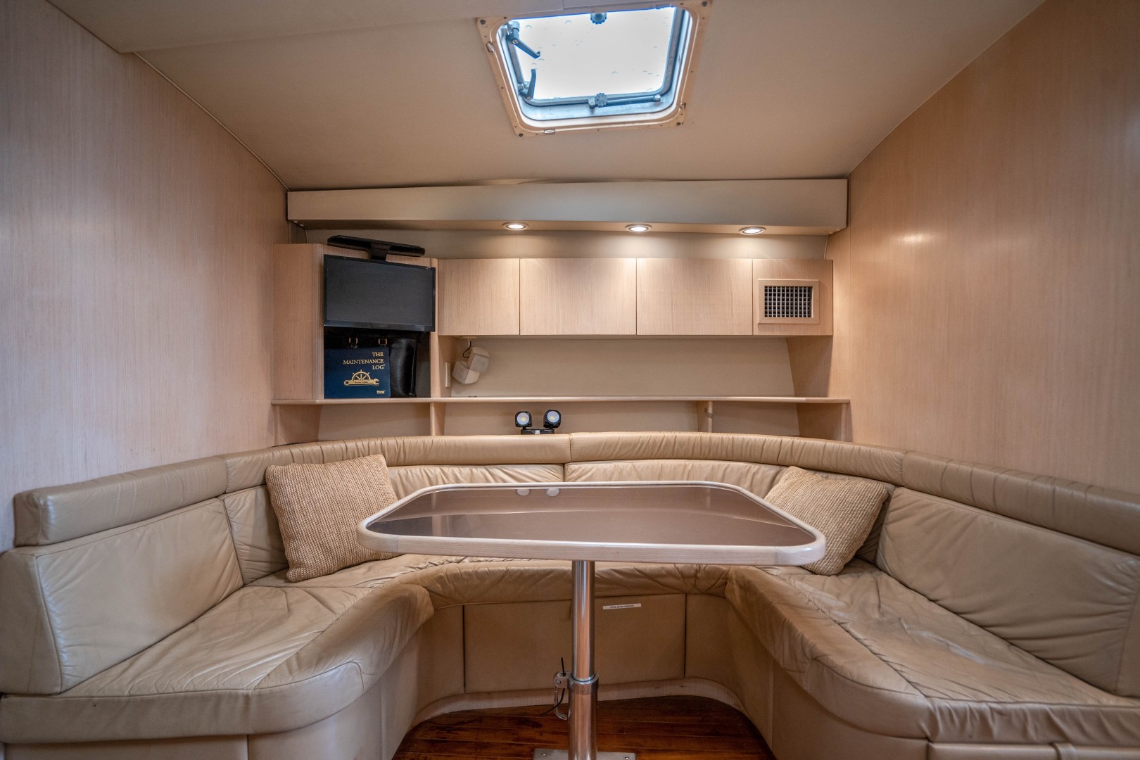 Tiara Yachts 43 - Amadeus - Dinnette