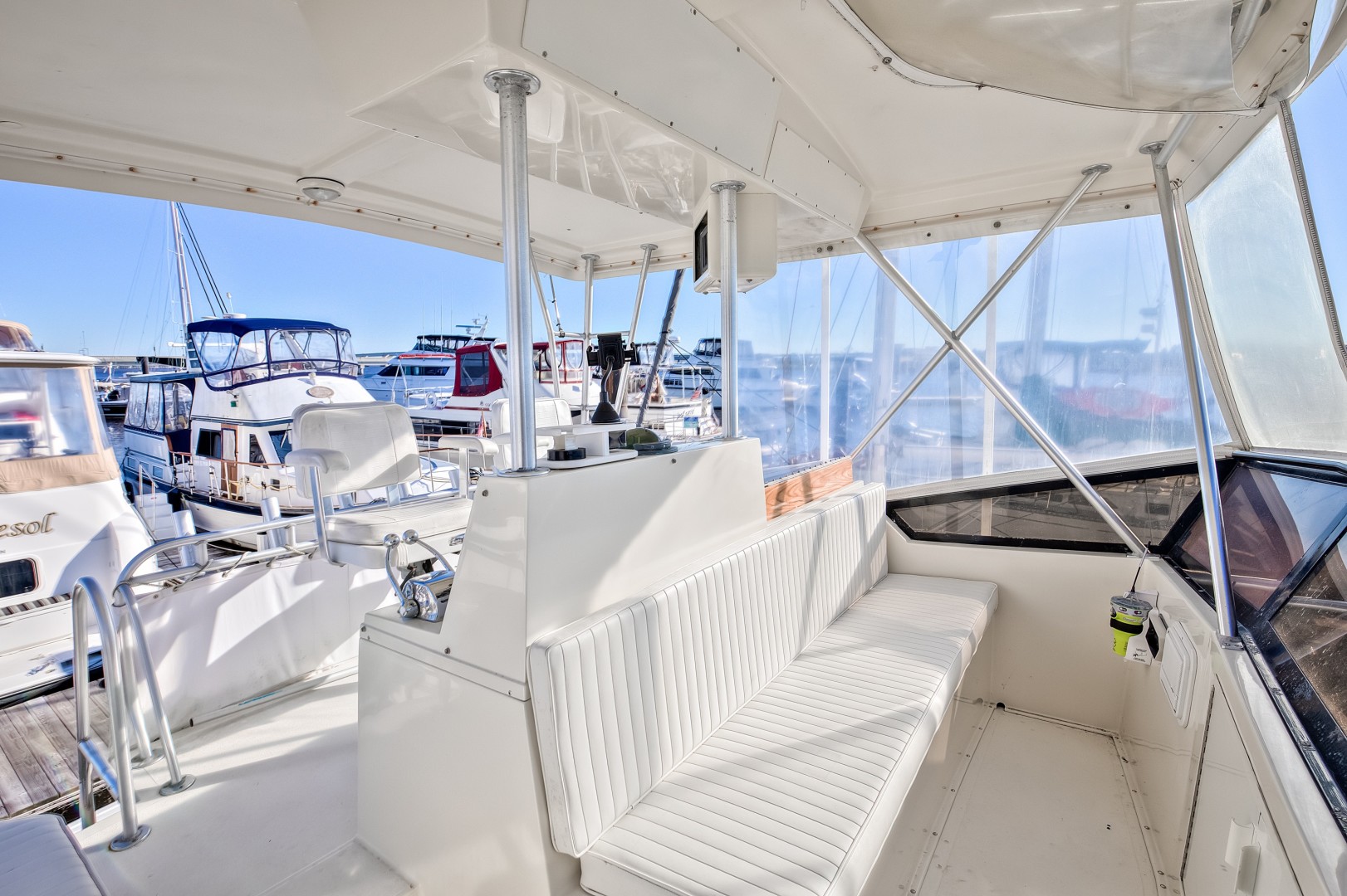Viking 41 - Yota Life - Helm Seating