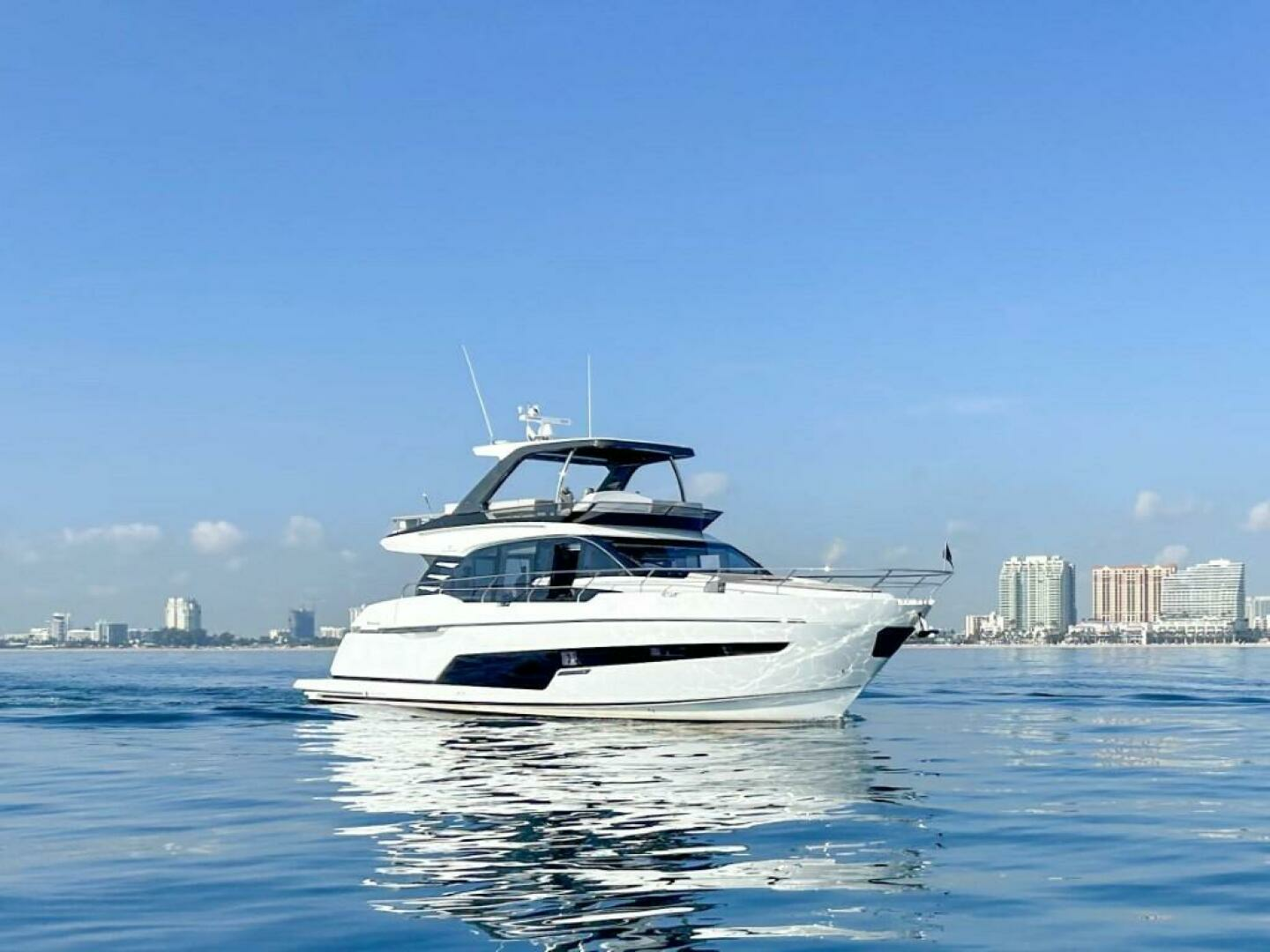 2024 69' Fairline photo