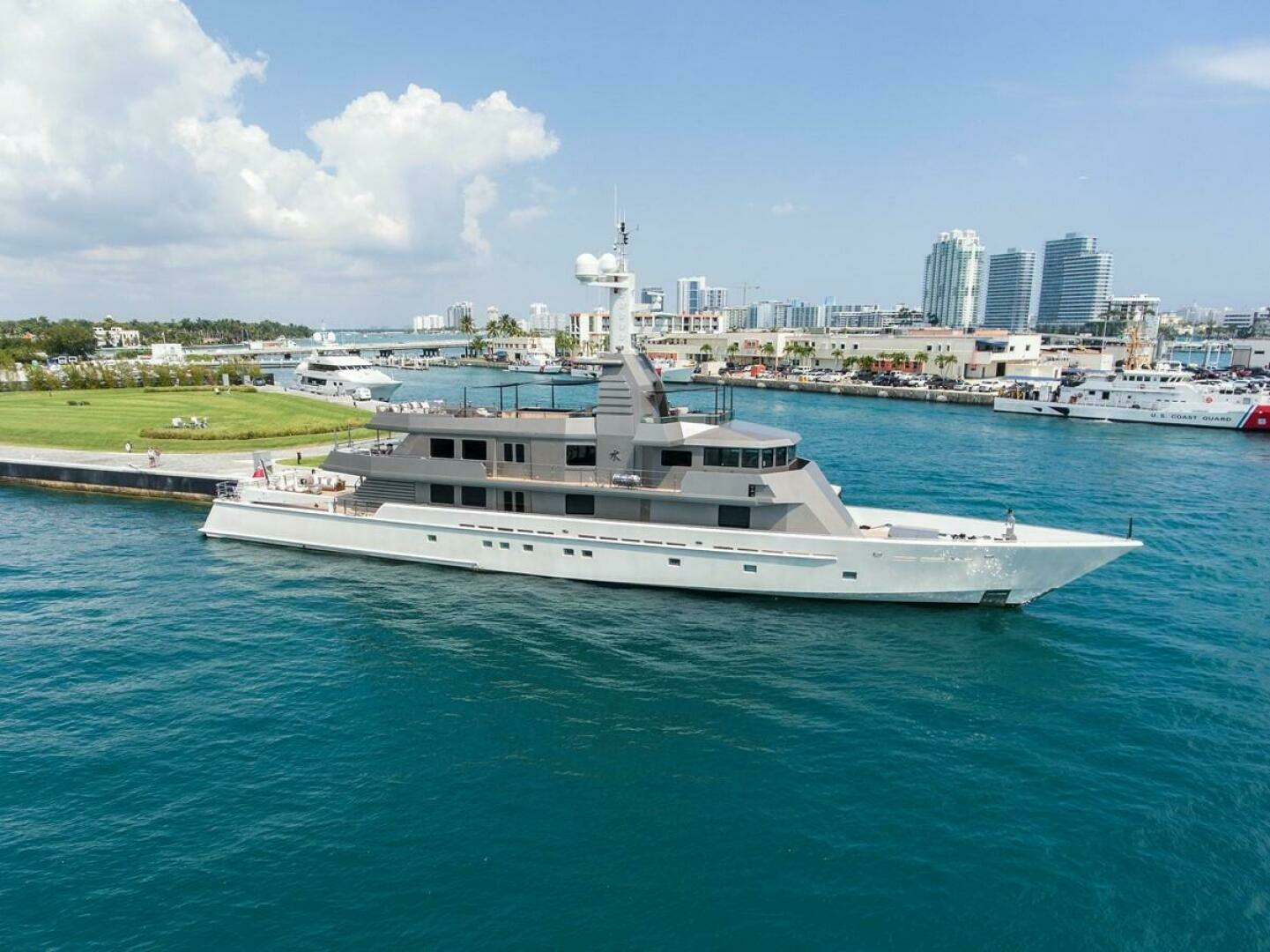 2004 174' Oceanfast photo