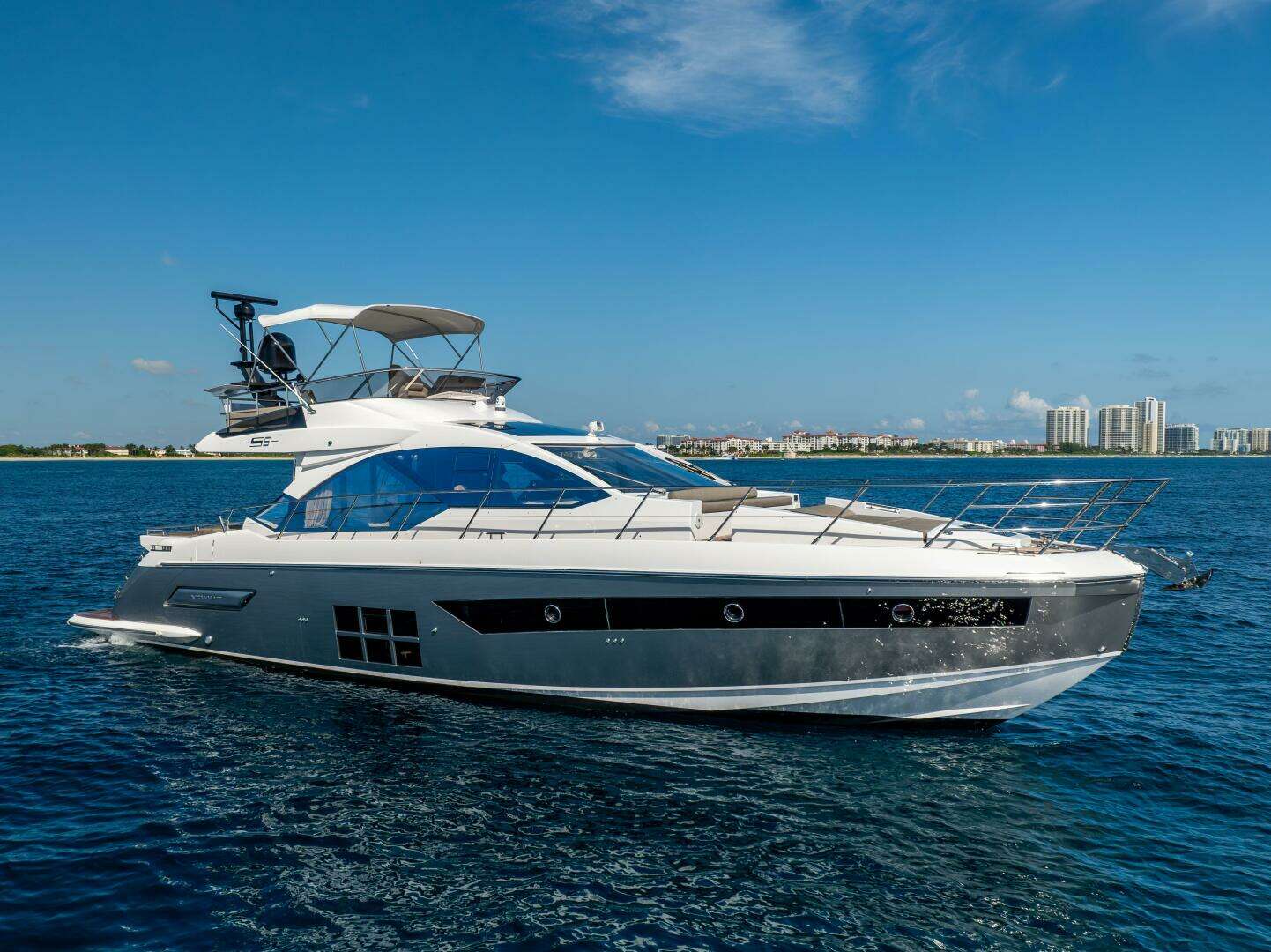 2021 60' Azimut photo