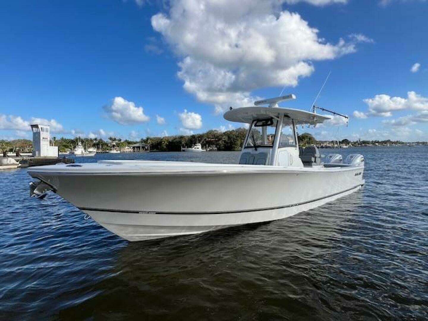 2021 39' Regulator photo