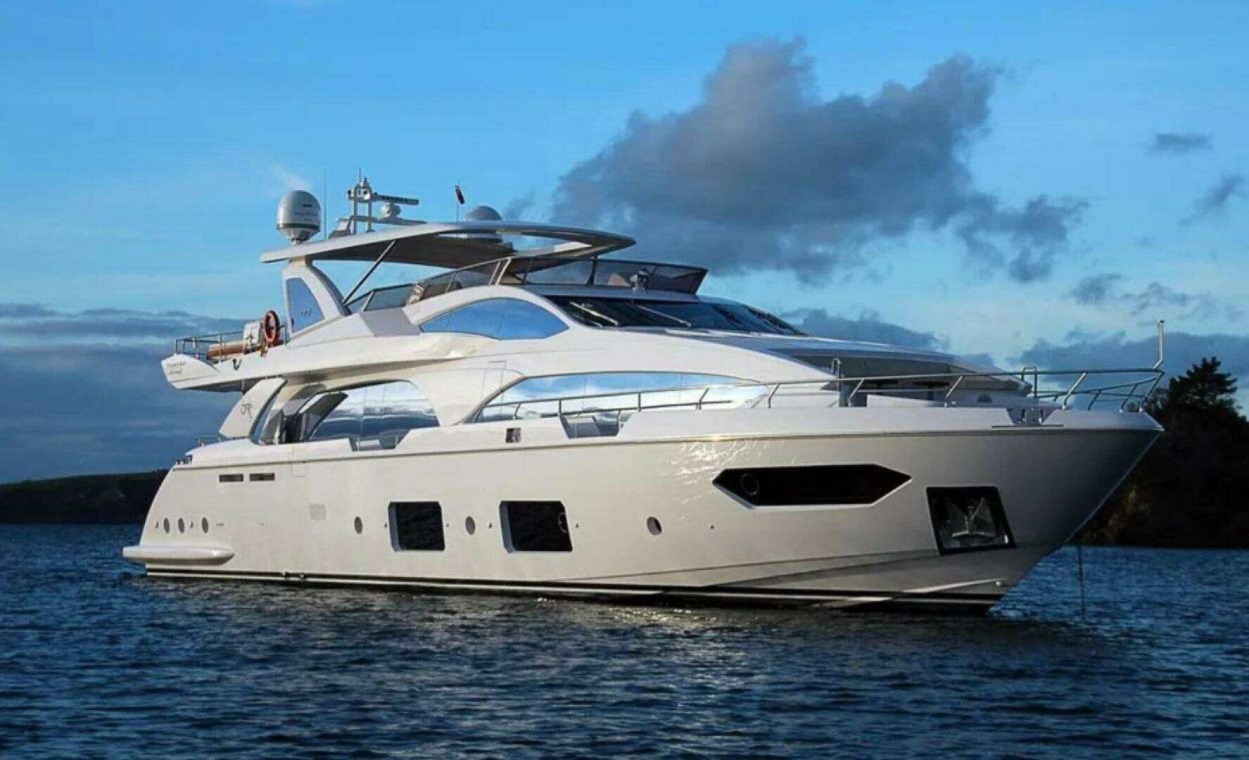2014 100' Azimut photo