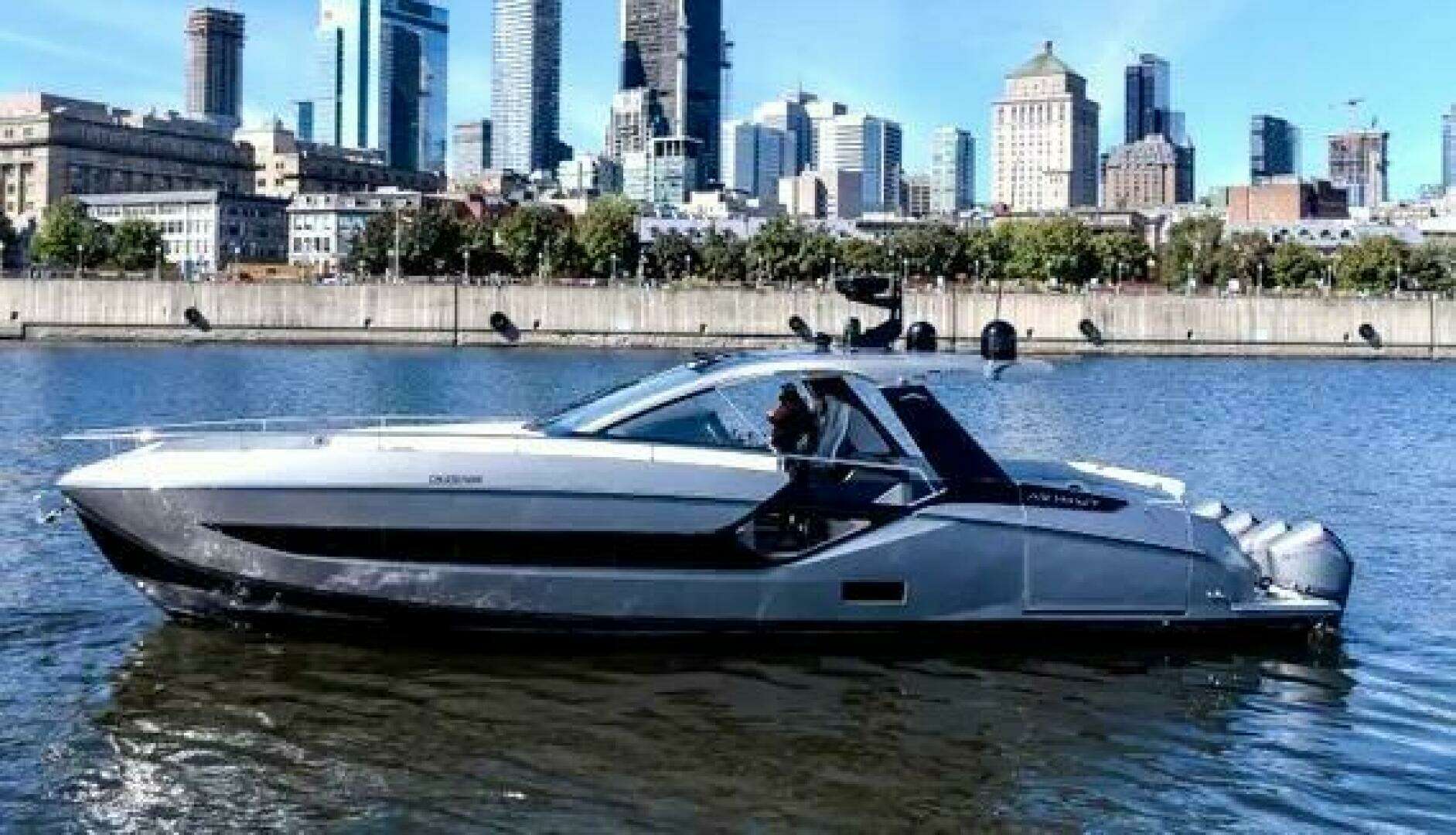 2023 47' Azimut photo