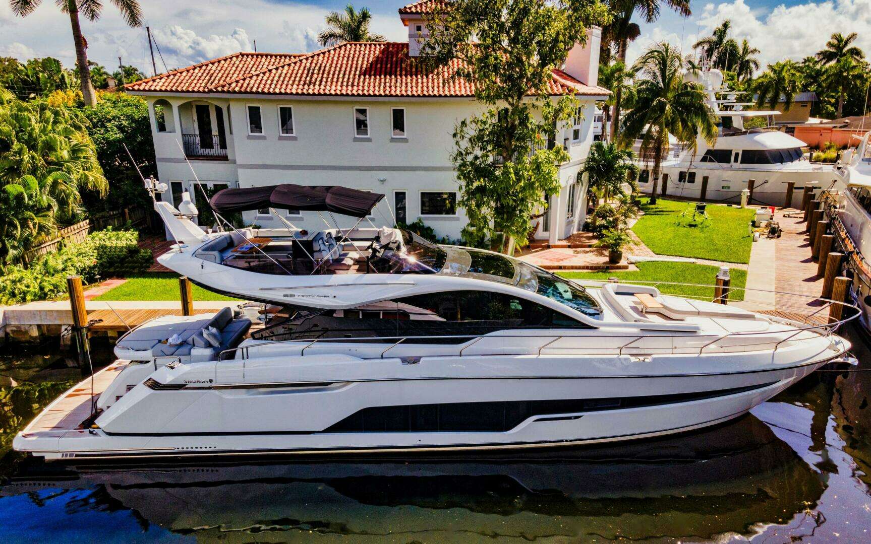 2023 65' Fairline photo