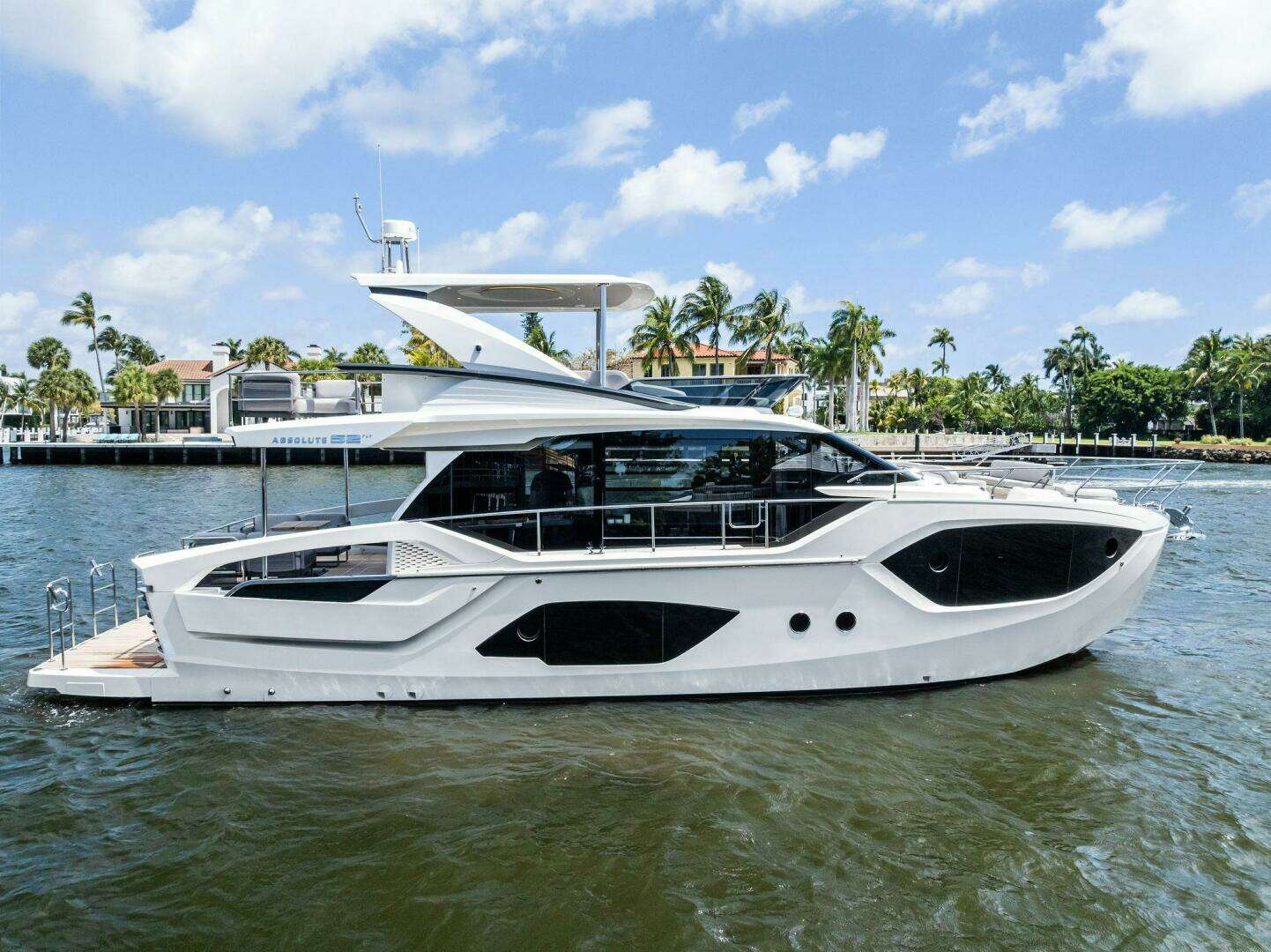 2023 52' Absolute photo
