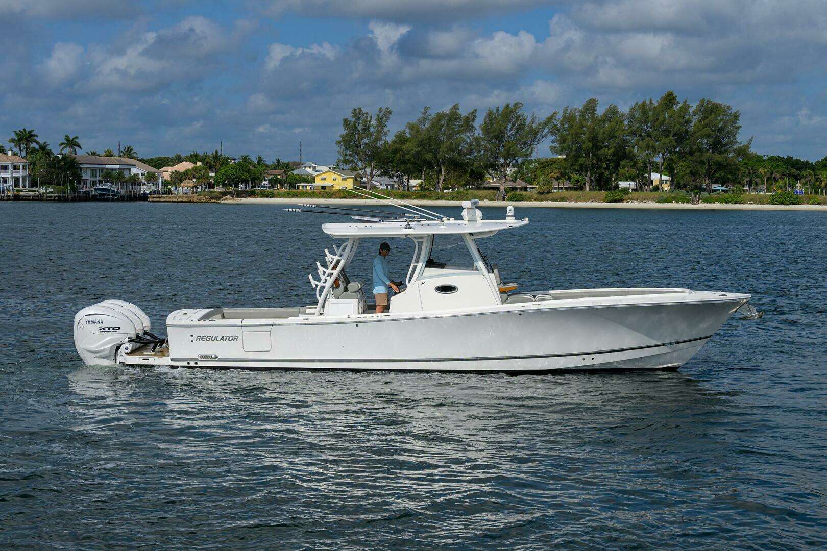 2024 37' Regulator photo