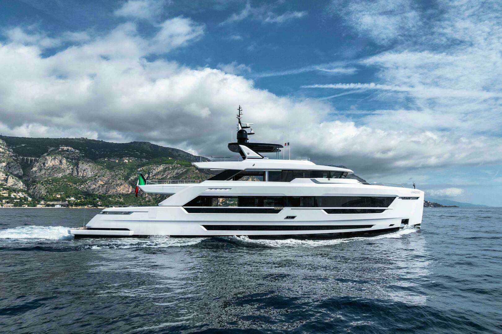 2028 118' Ocean King photo