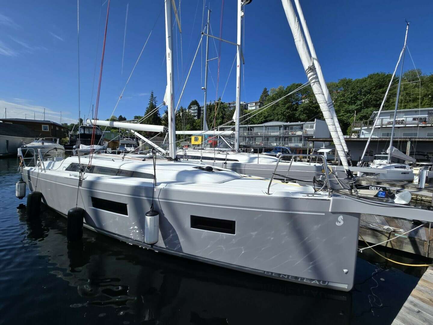 2023 35' Beneteau photo