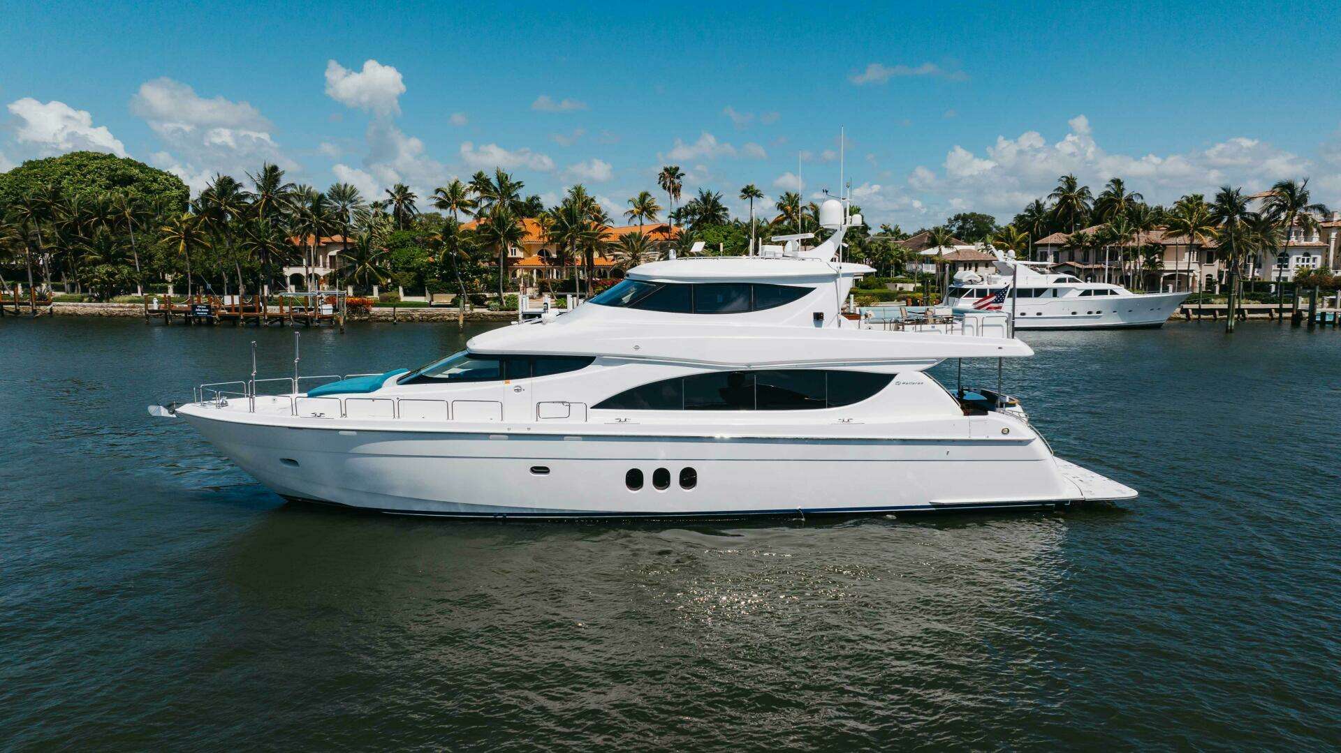 2014 80' Hatteras photo