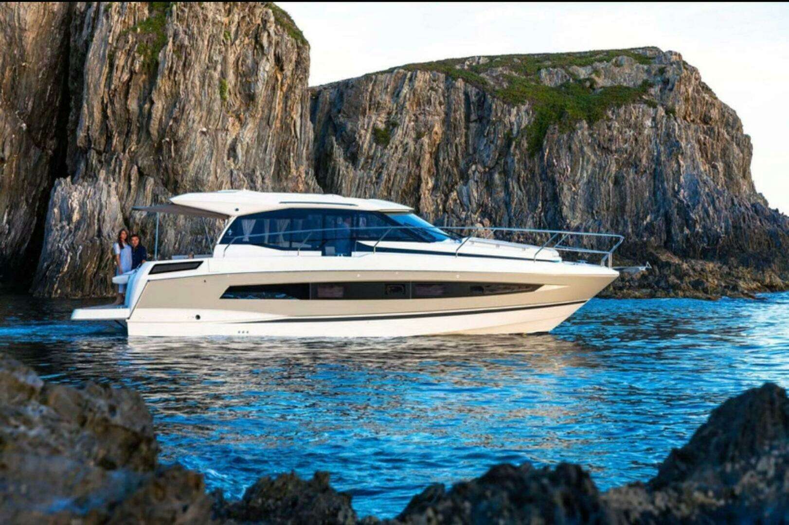 2019 33' Jeanneau photo