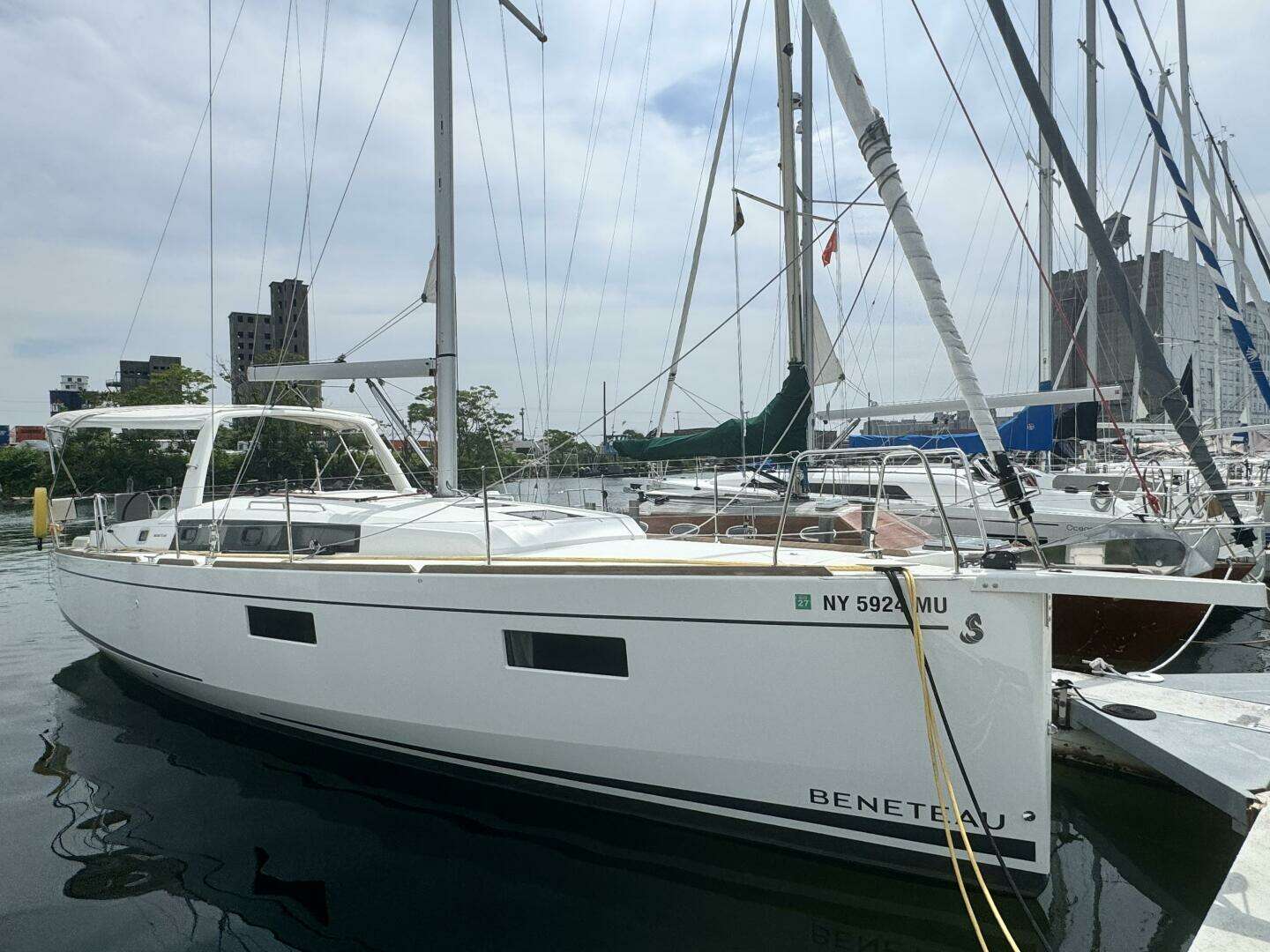 2023 38' Beneteau photo