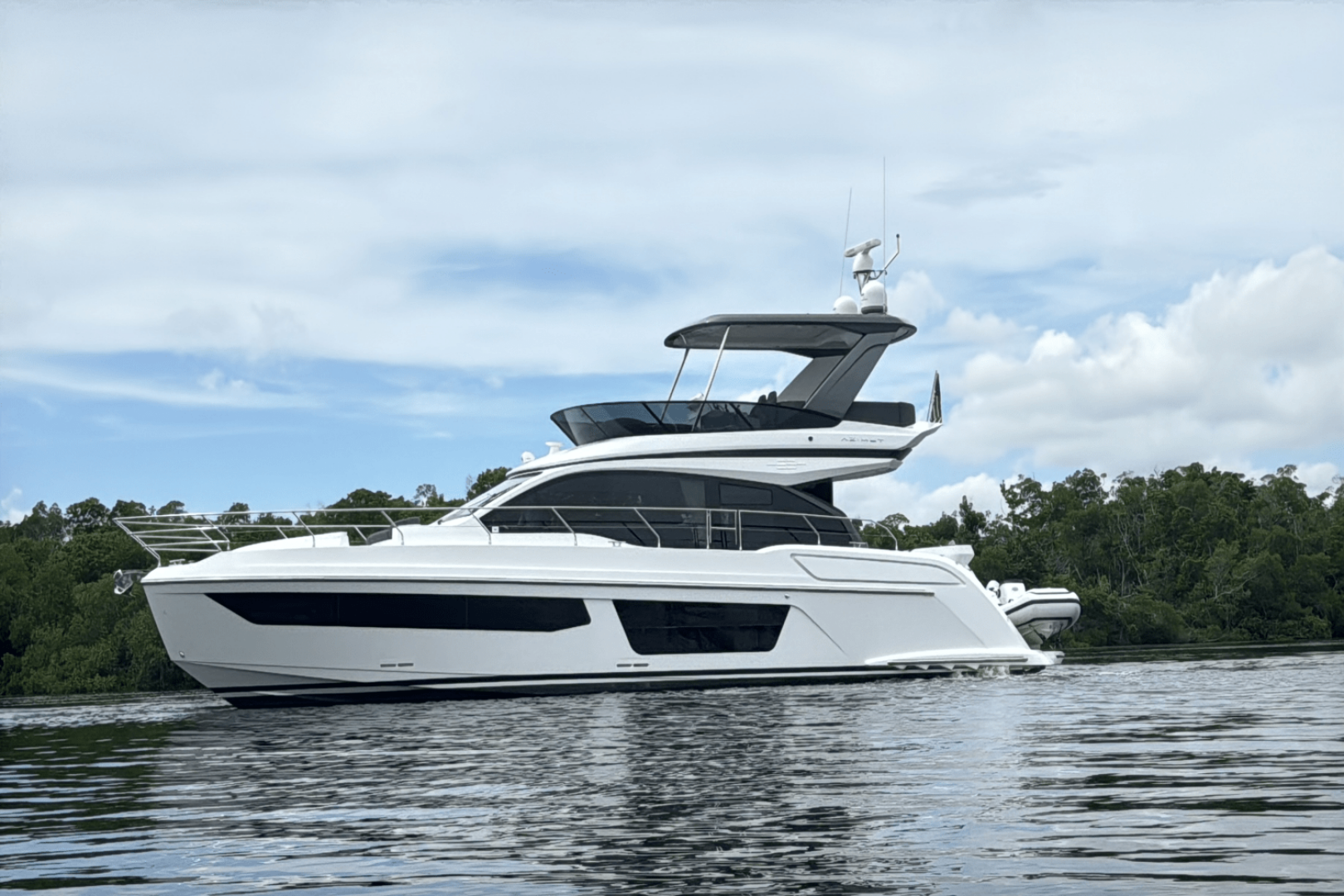 2023 53' Azimut photo