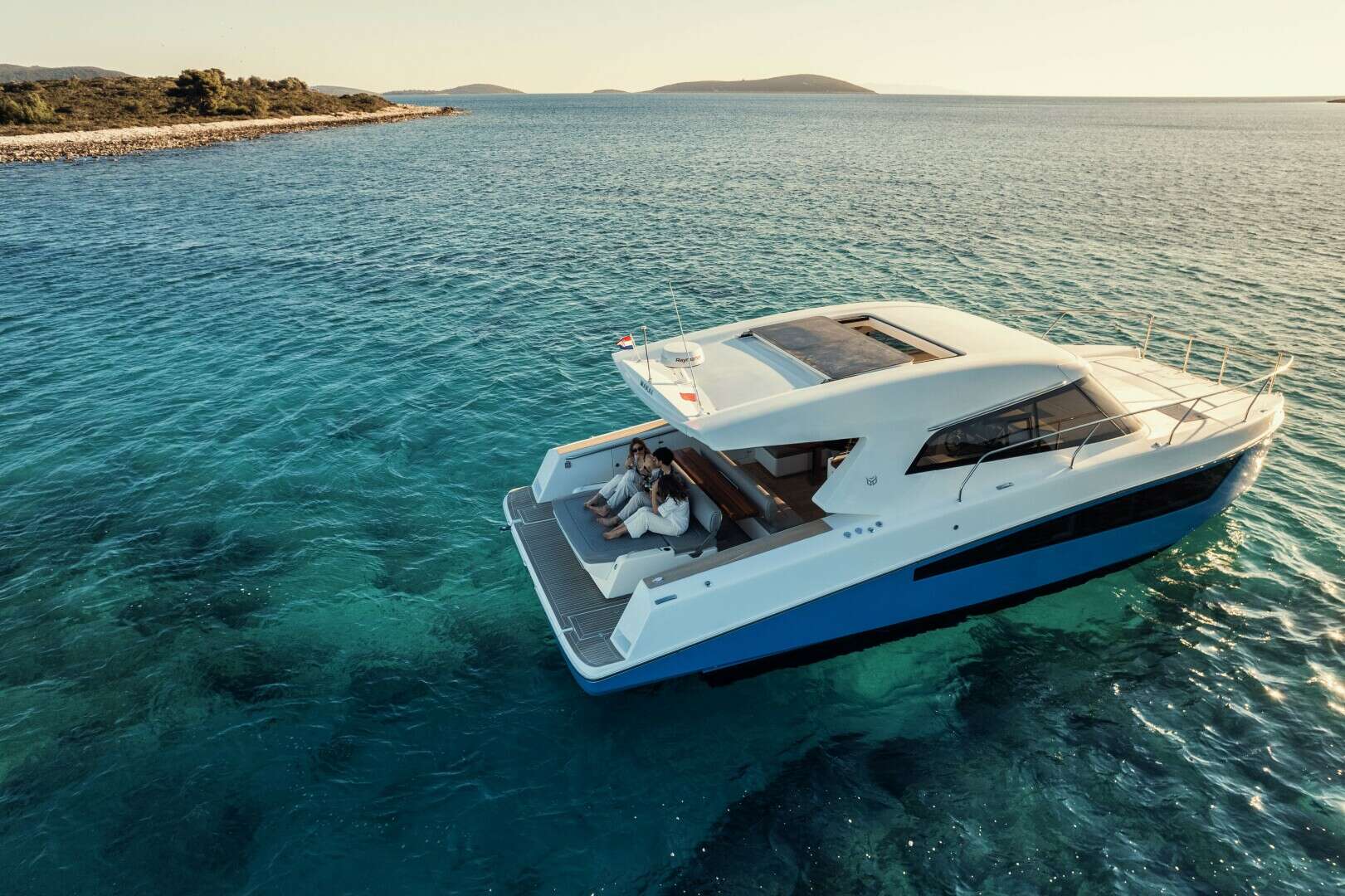 2025 37' Makai photo