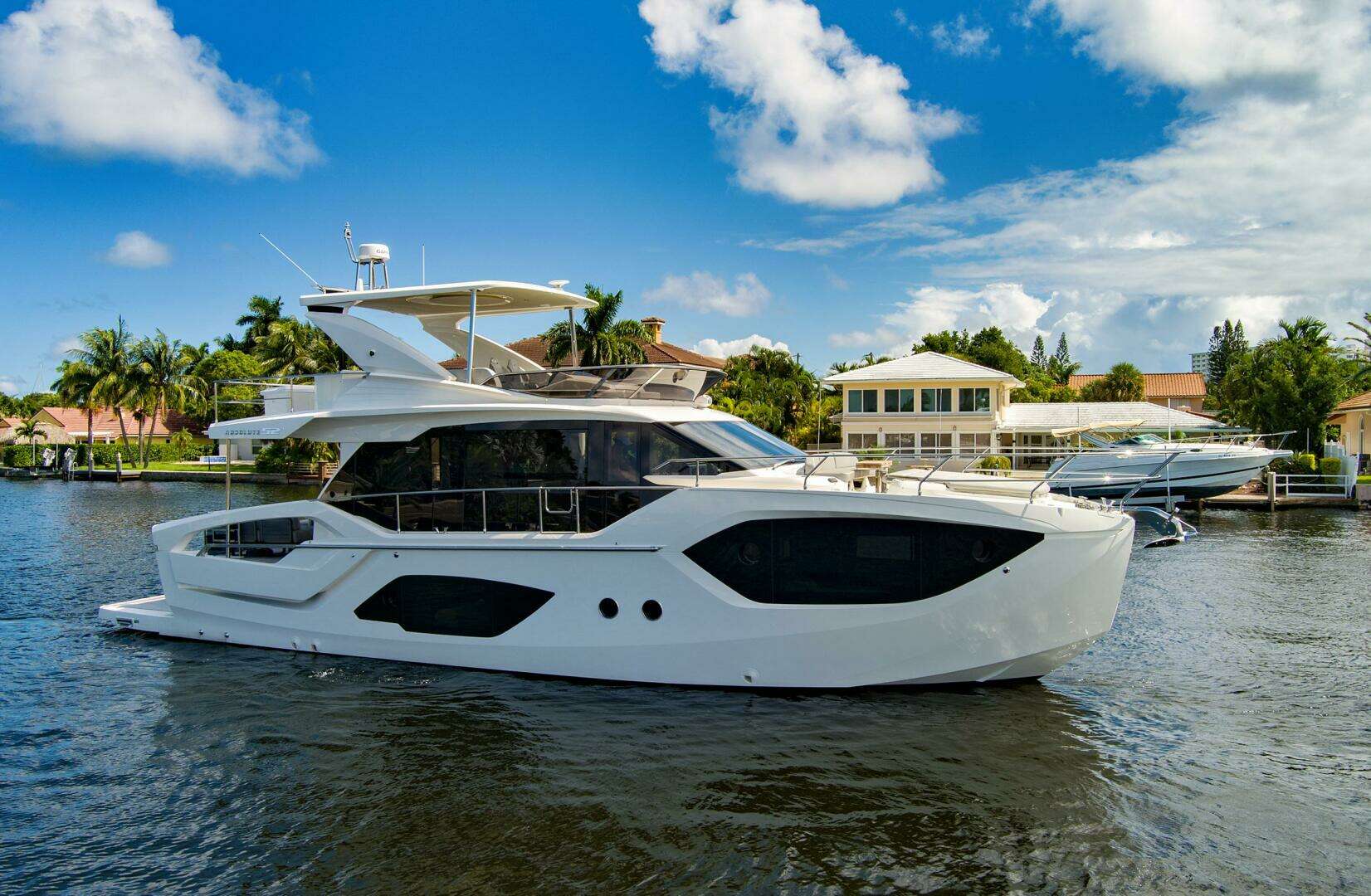 2025 52' Absolute photo