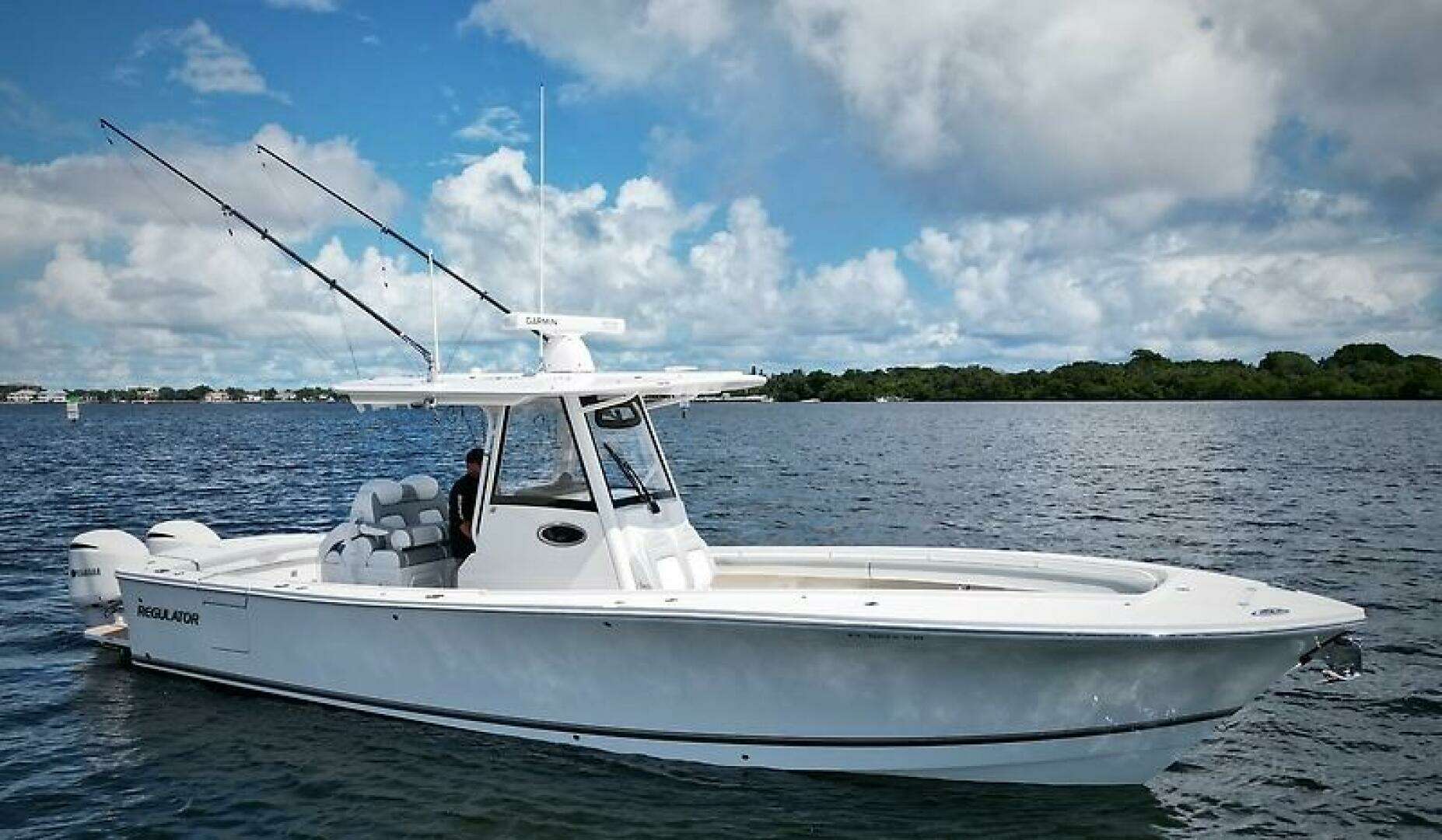 2020 31' Regulator photo