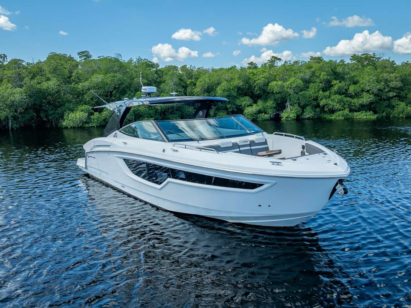 2022 38' Cruisers Yachts photo