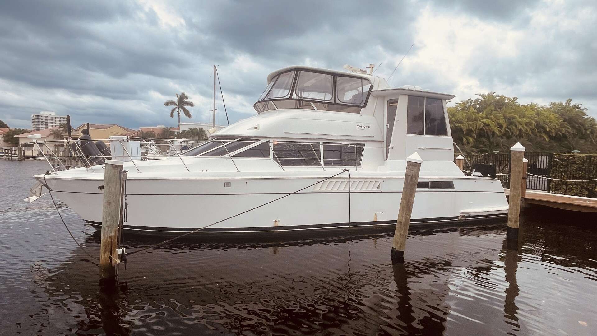 1997 50' CARVER YACHTS photo