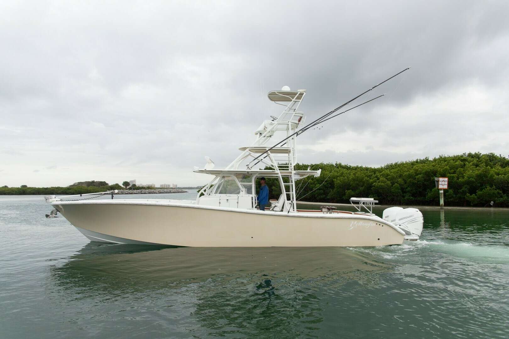2015 42' Yellowfin photo