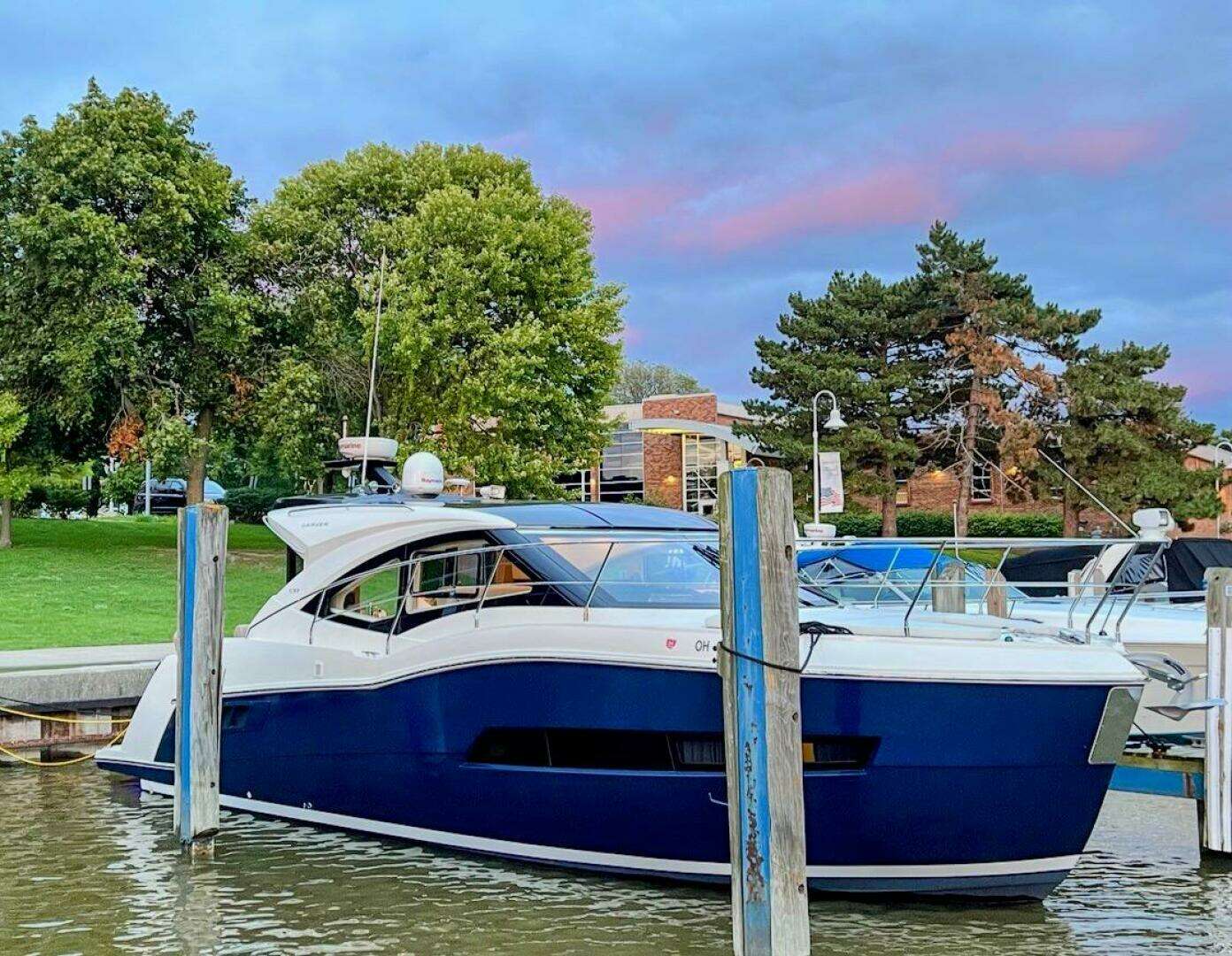 2017 37' Carver photo