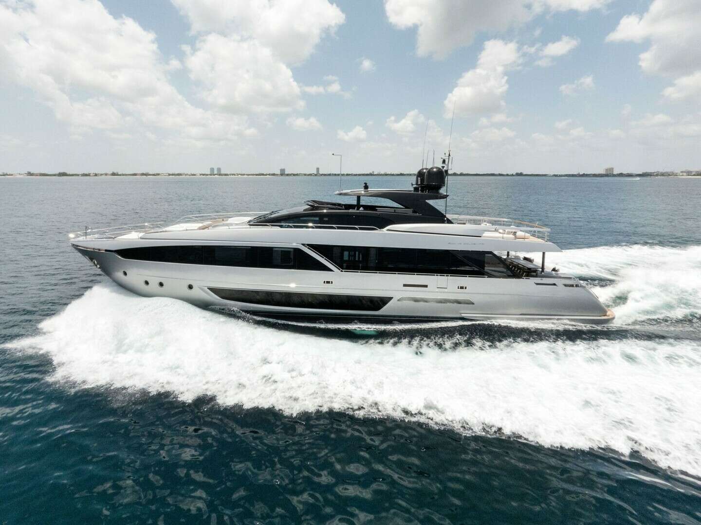 2023 110' Riva photo