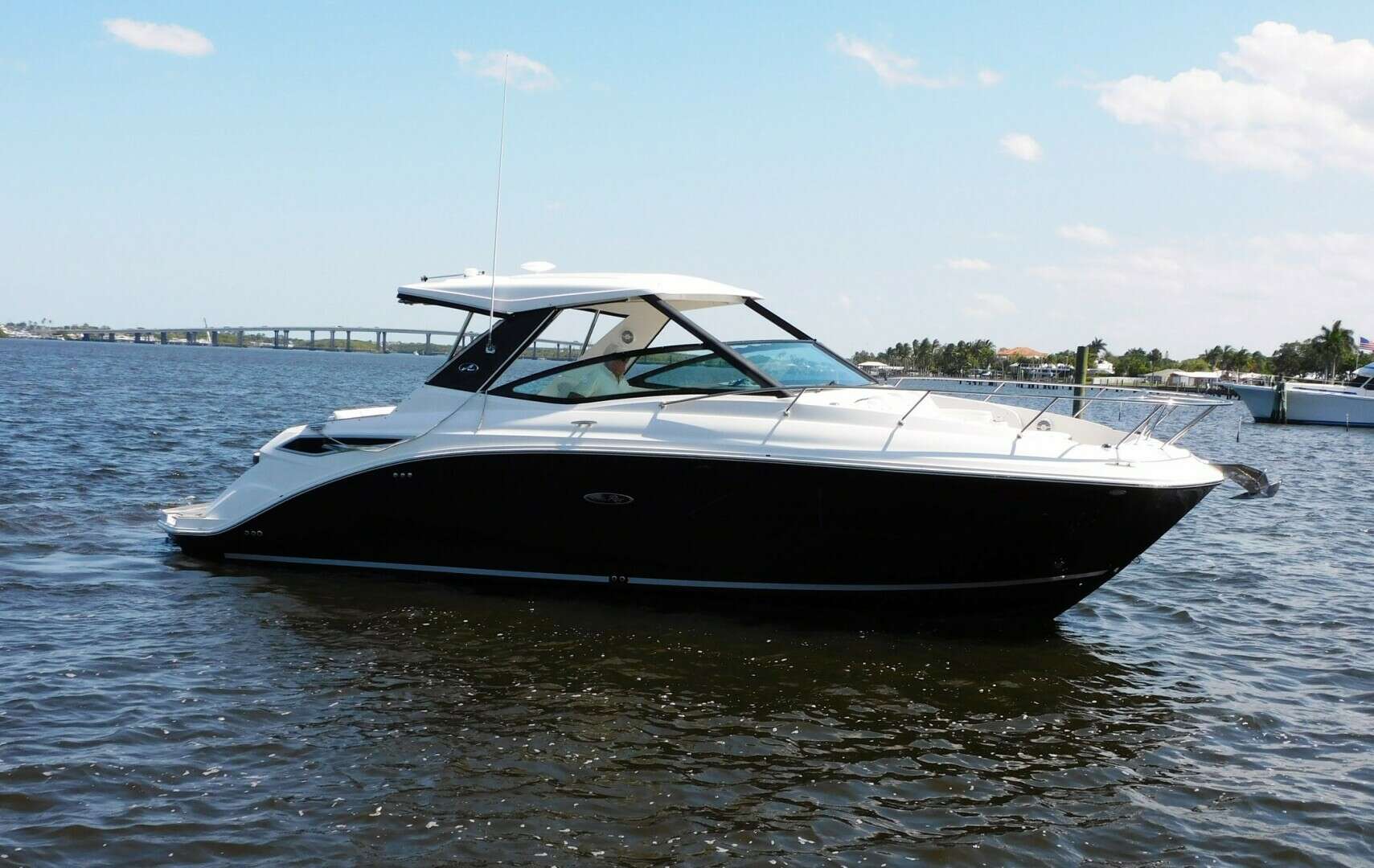 2018 32' Sea Ray photo