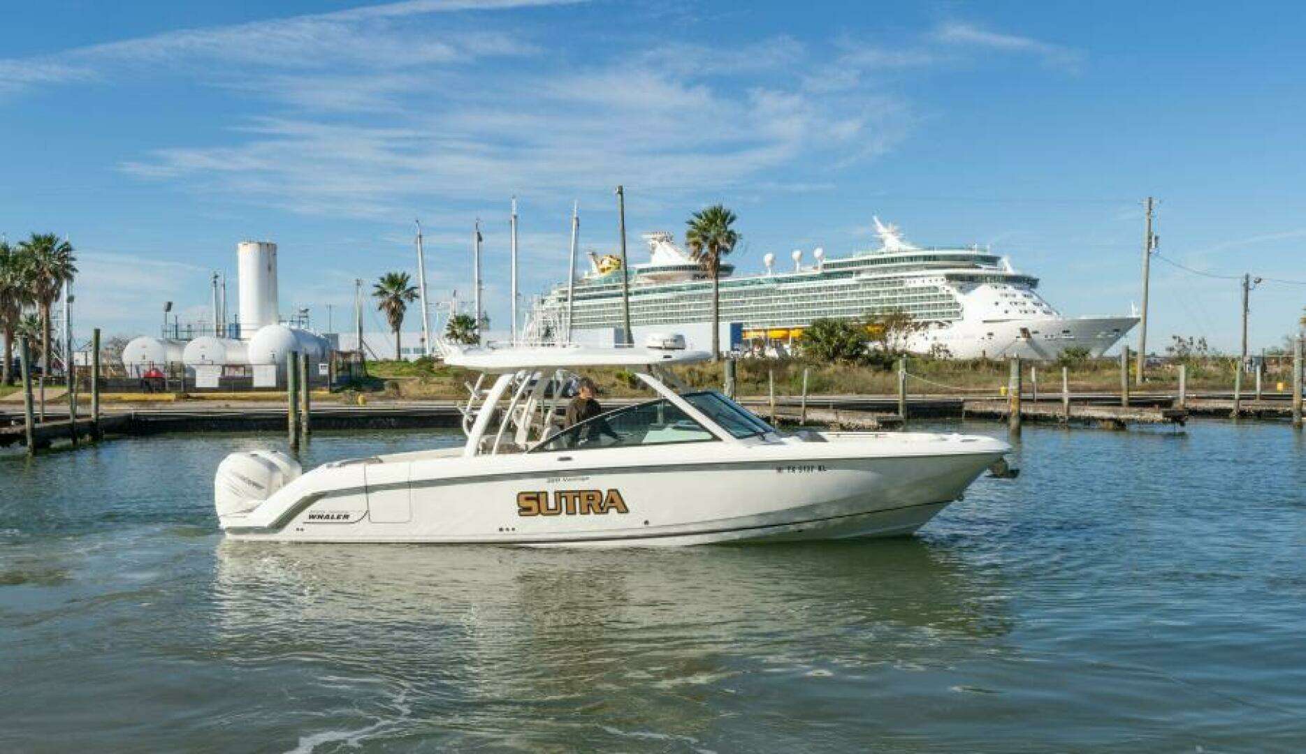 2017 32' Boston Whaler photo
