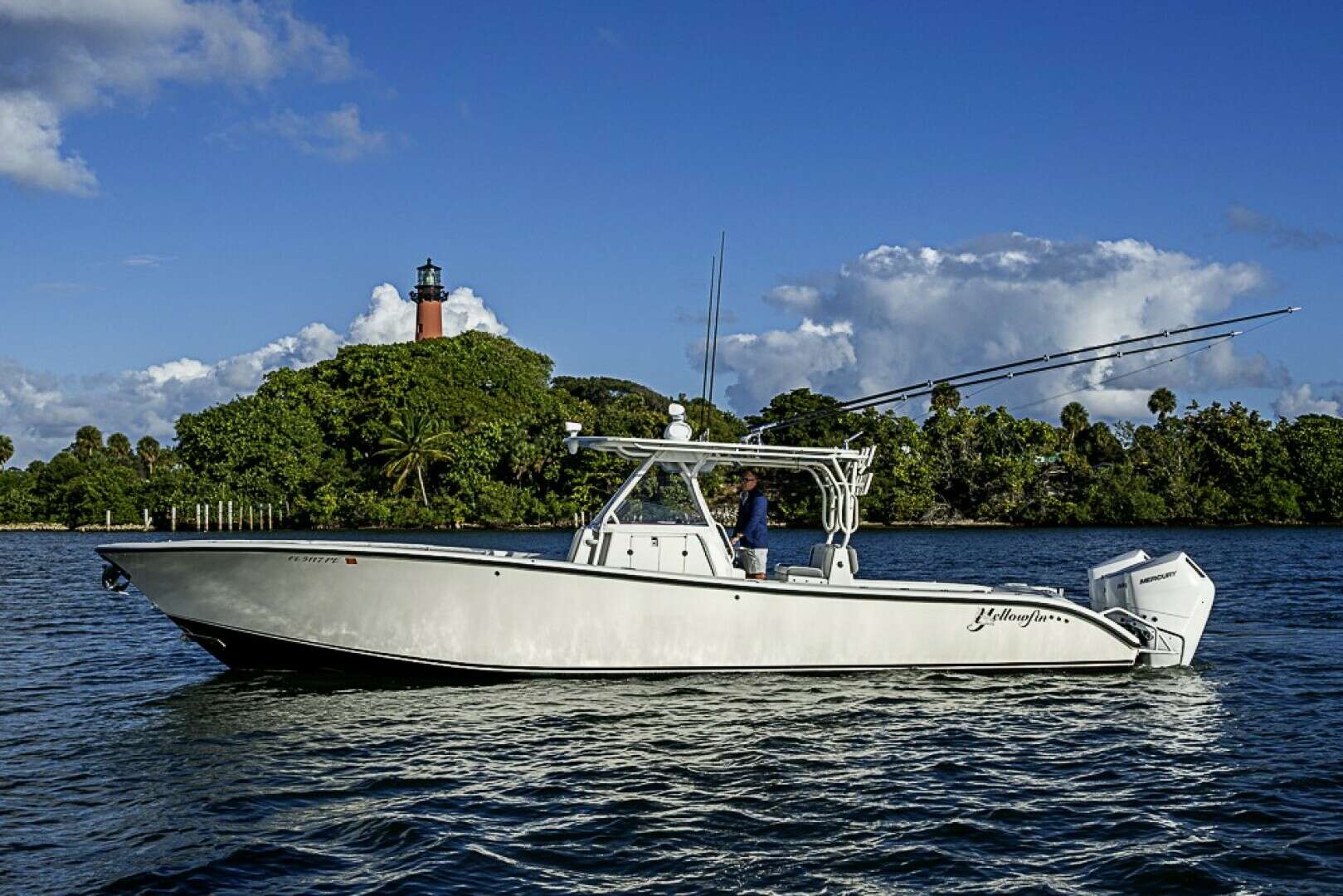 2011 39' Yellowfin photo