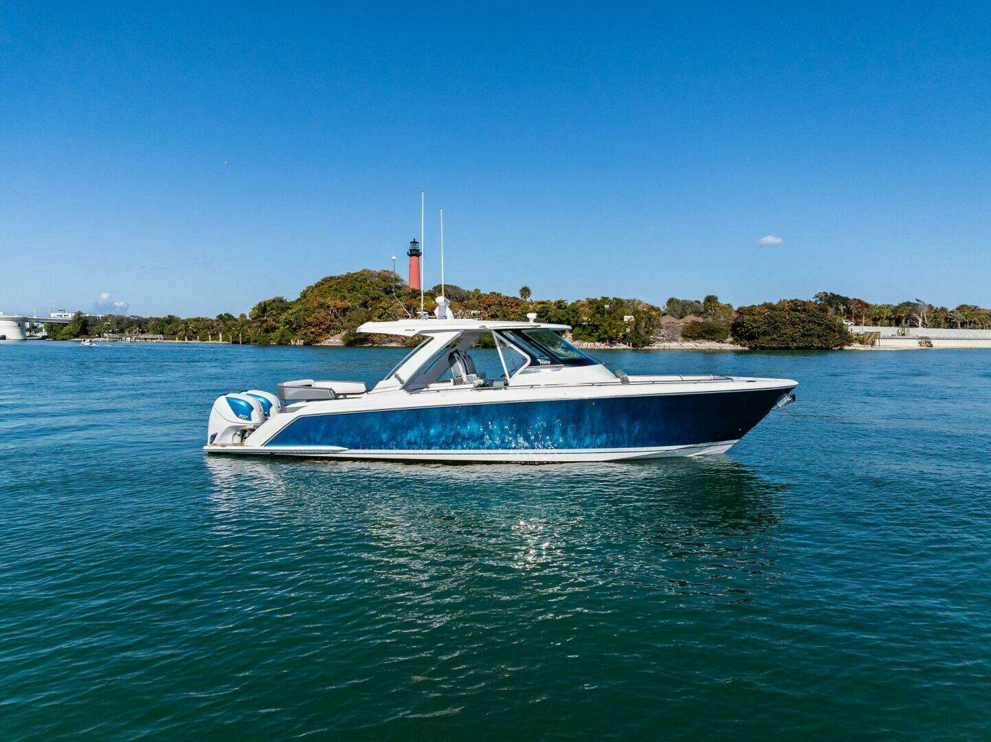 2019 38' Tiara Yachts photo