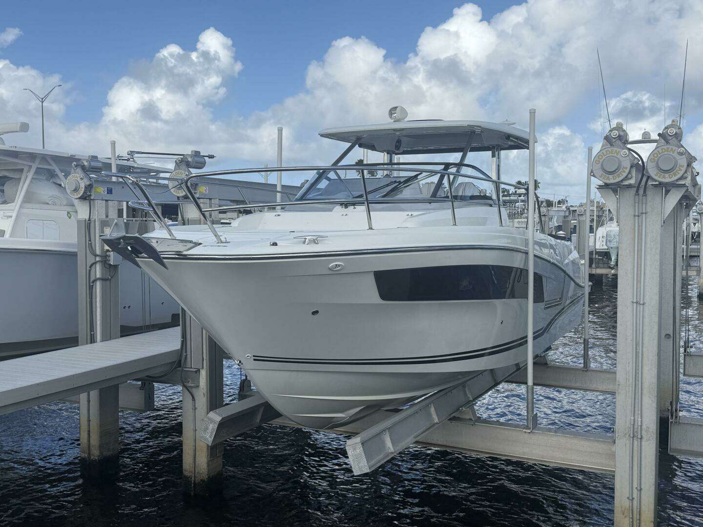 2022 35' Jeanneau photo