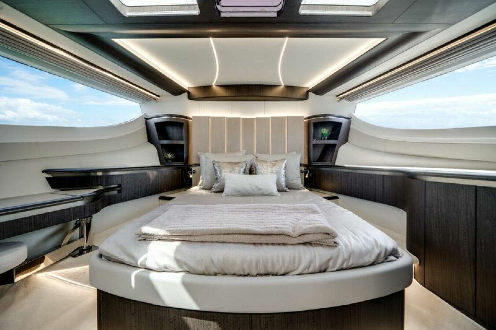 2024 58' Galeon photo