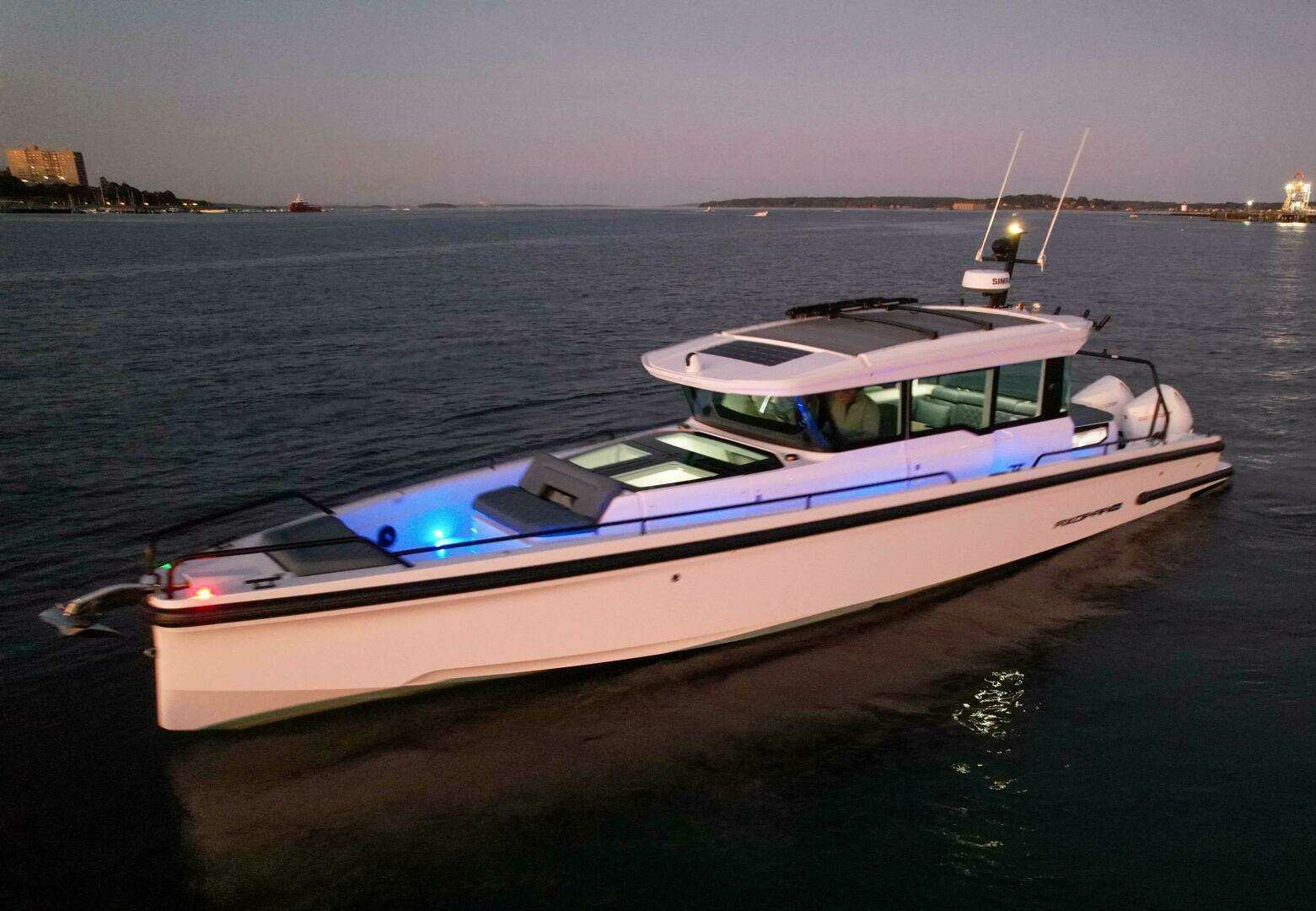 2022 37' Axopar photo