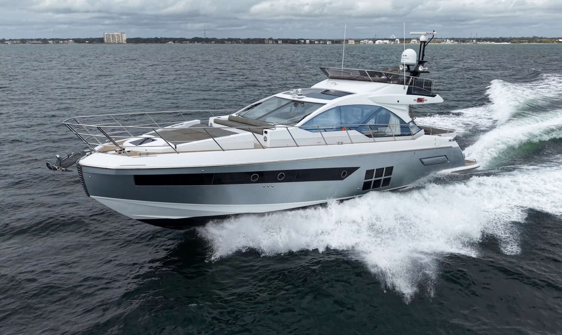 2020 60' Azimut photo