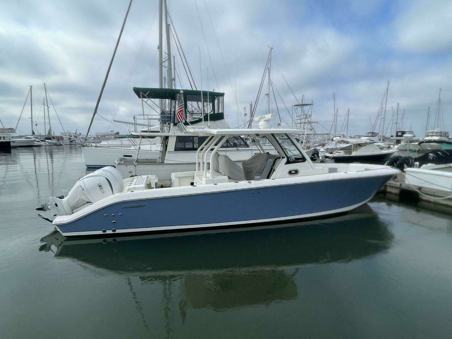 2021 32' Pursuit photo